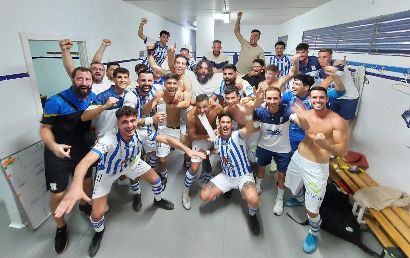 Los jugadores del Jerez Industrial celebran la victoria ante el Cádiz Balón.