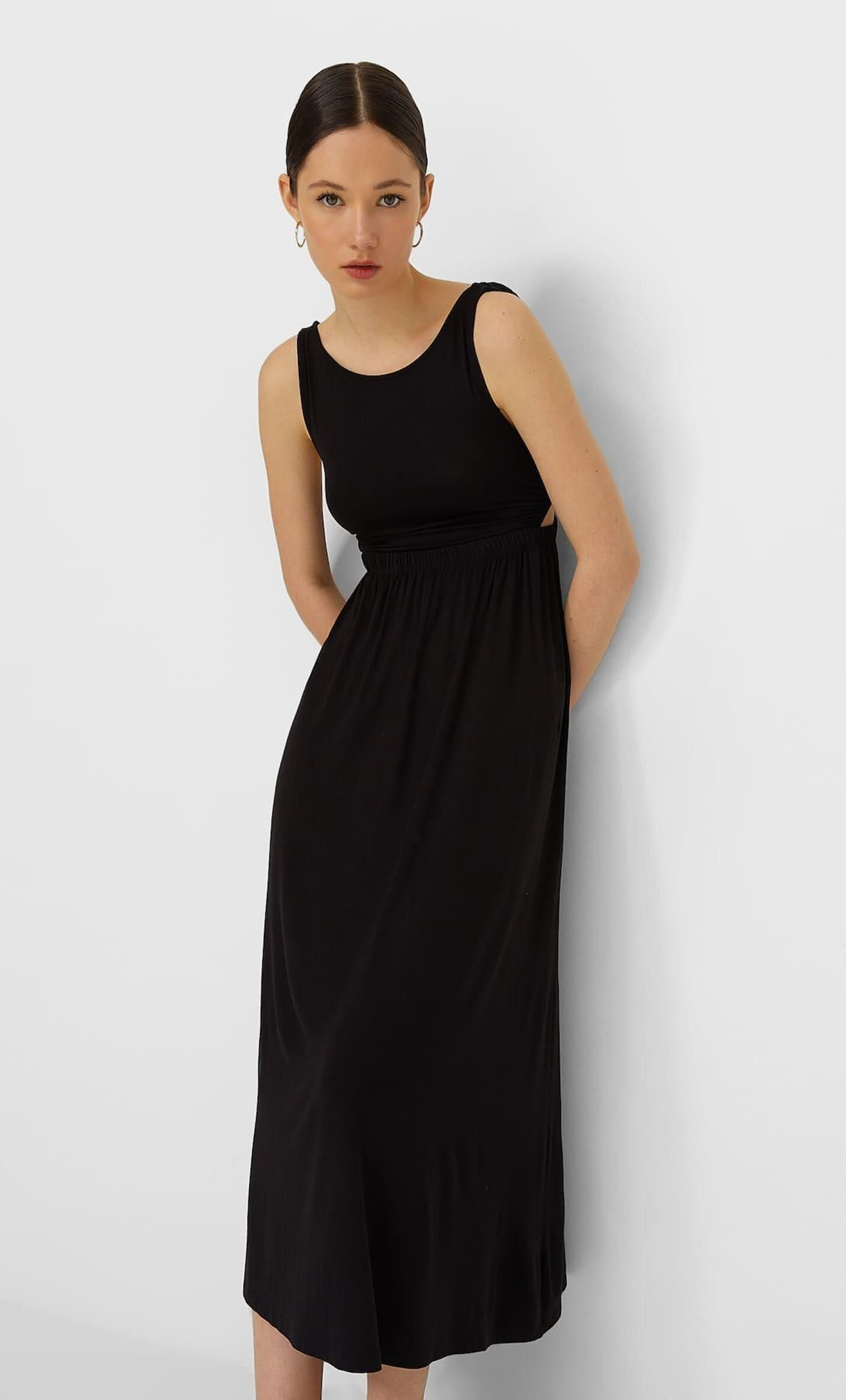 El vestido negro de Stradivarius.