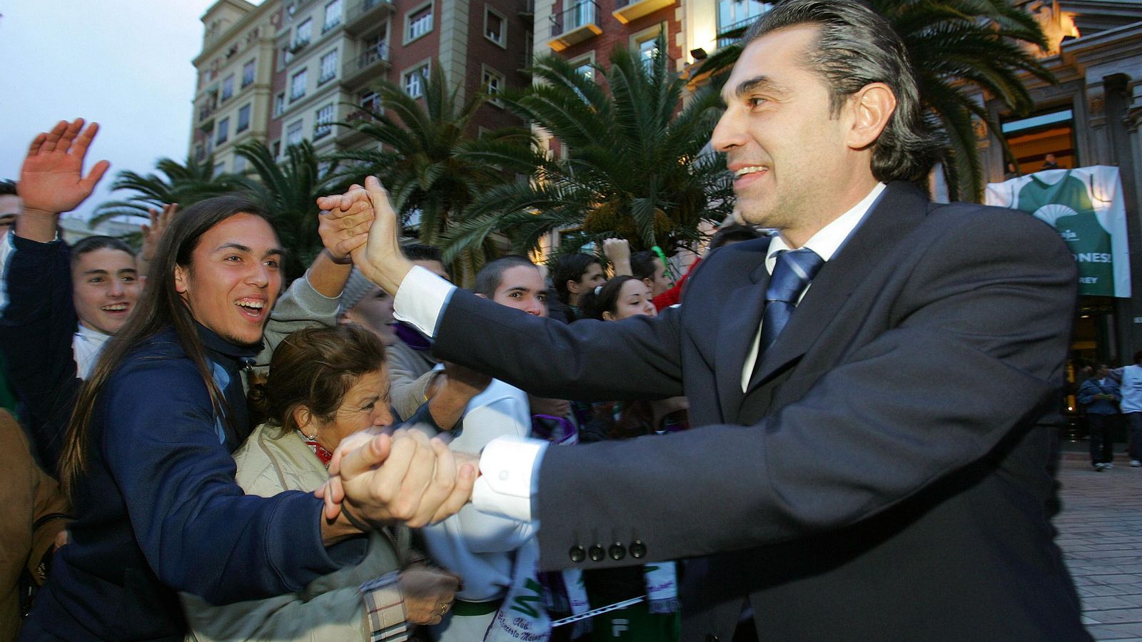 Scariolo saluda a los aficionados tras ganar la Copa del Rey.
