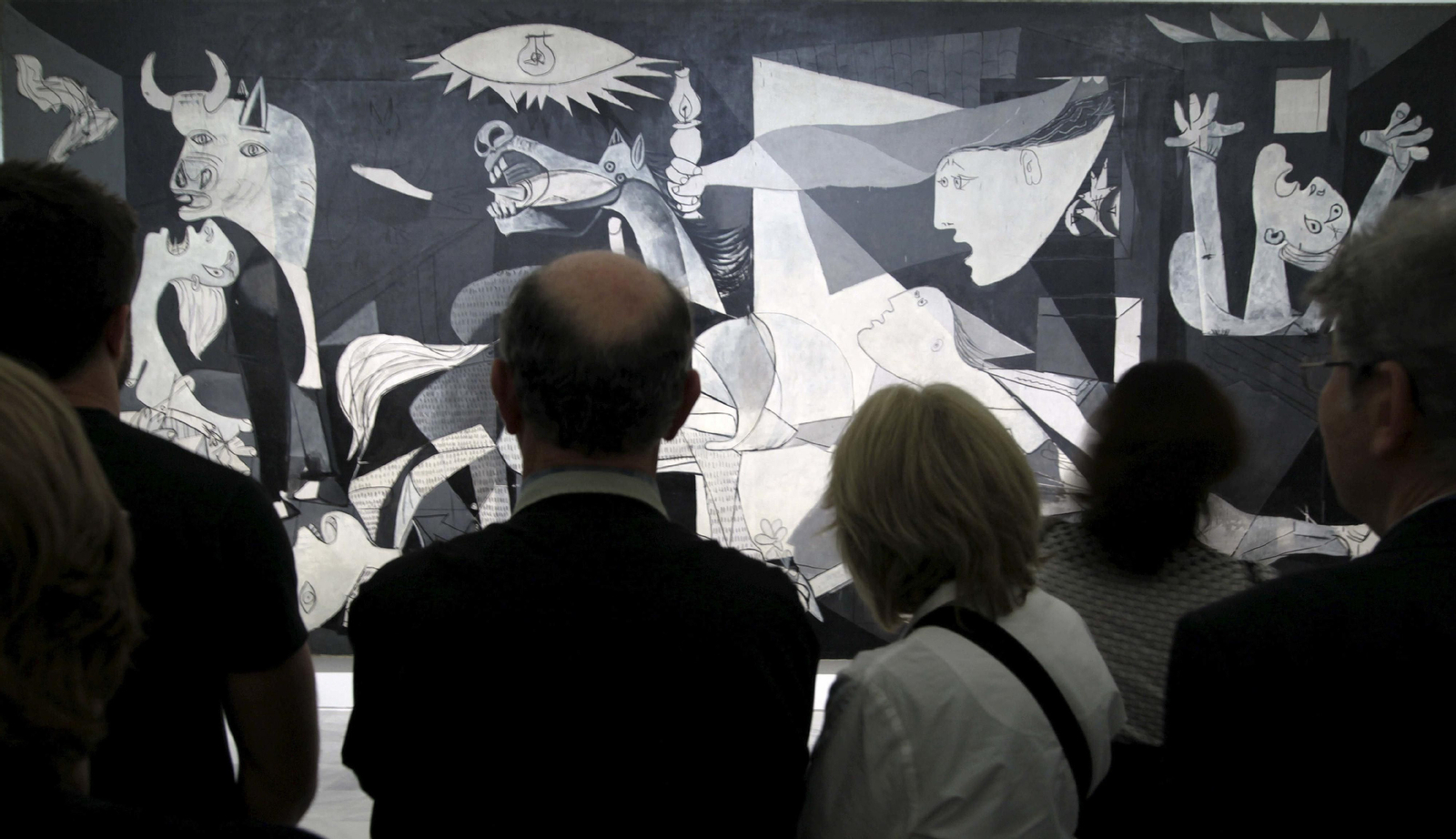 Visitantes del Reina Sofía, ante el gran mural pintado por Picasso por encargo de la República.
