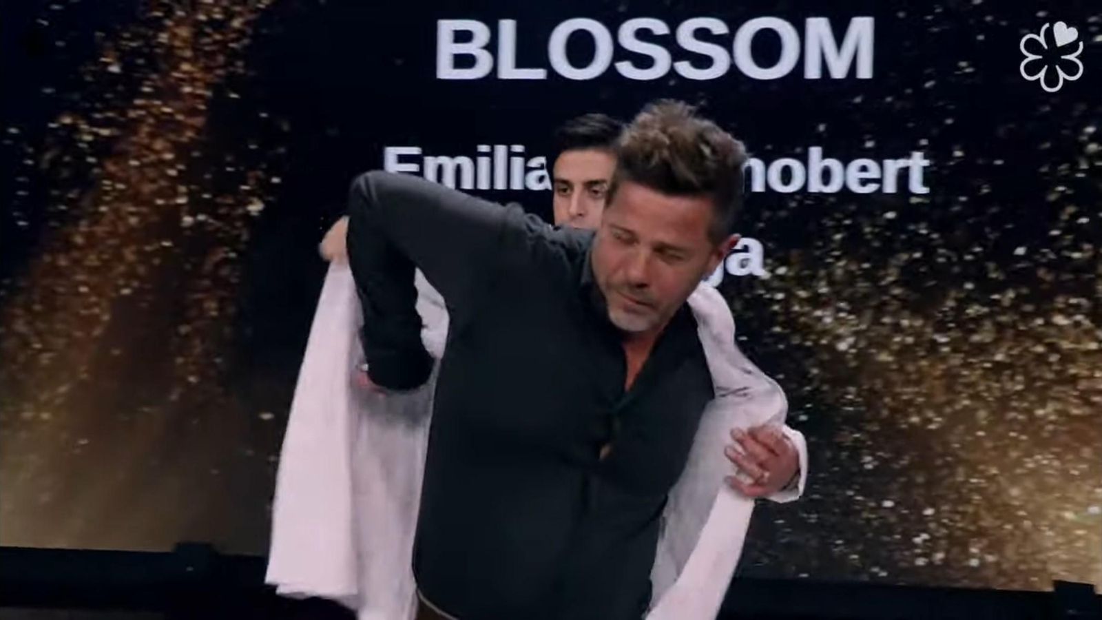 Emi Schobert se enfunda la chaquetilla tras recibir la Estrella Michelin. Emi Schobert se enfunda la chaquetilla tras recibir la Estrella Michelin.