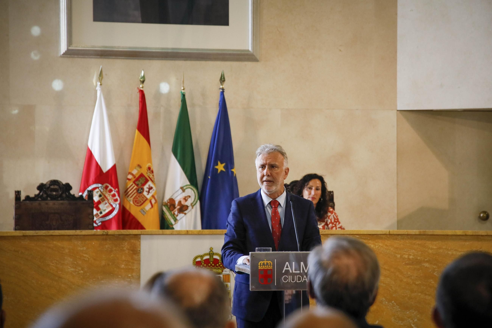 Placa de memoria histórica en el monumento de los coloraos, en imágenes