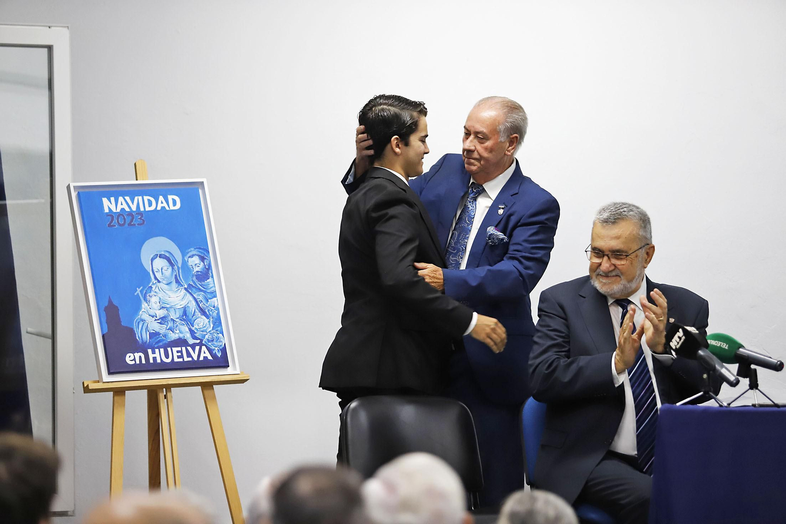 Imágenes del acto de presentación del cartelista, el pregonero y el titular del Vía Crucis de la Semana de Huelva 2024.