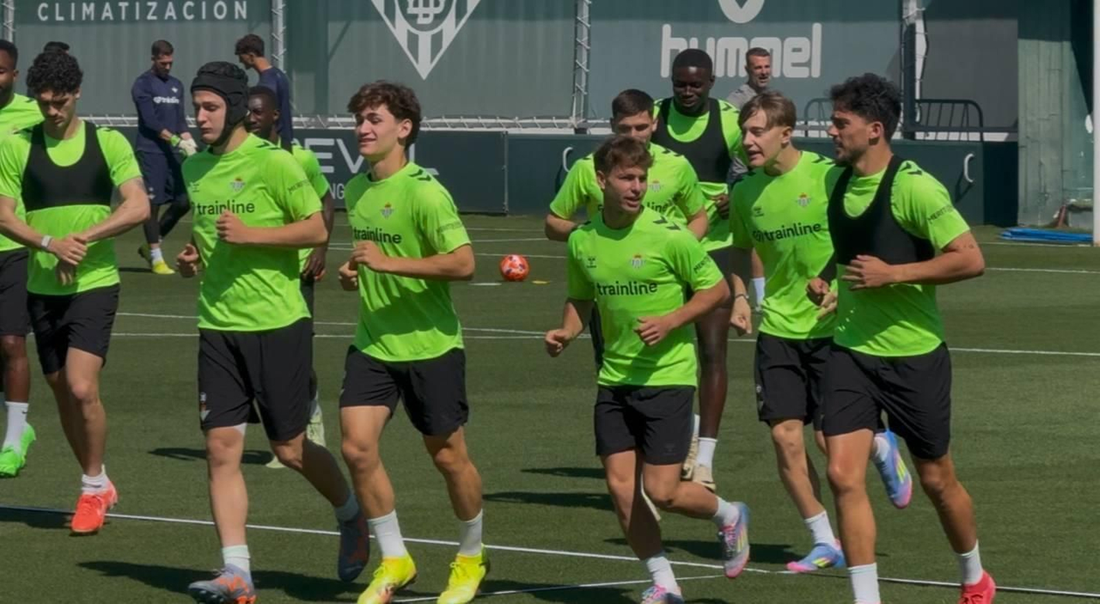 Ángel Ortiz entrena con el resto de los compañeros del primer equipo