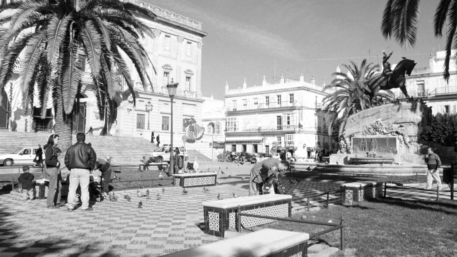 La plaza del Rey, con jardines, otra solería y bancos revestidos de azulejos decorativos, a mediados de los años 90.