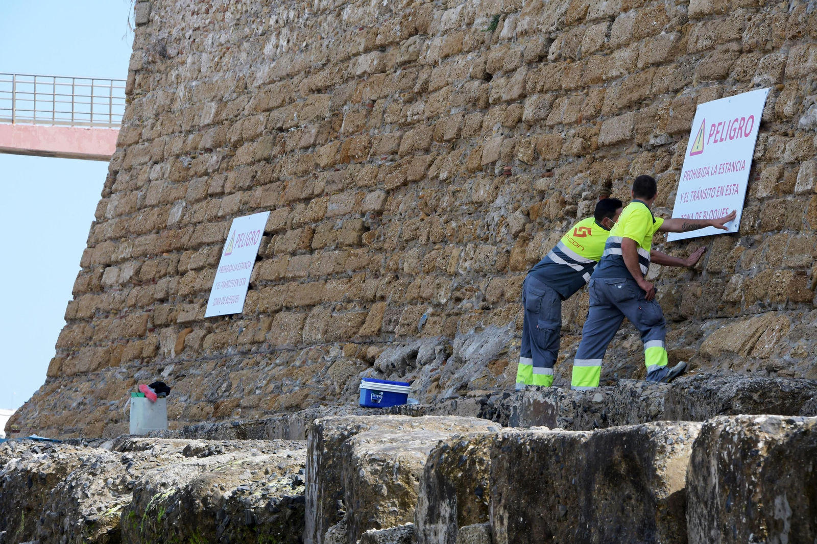Personal de mantenimiento del Ayuntamiento coloca la cartelería necesaria para evitar el peligro para los usuarios y bañistas