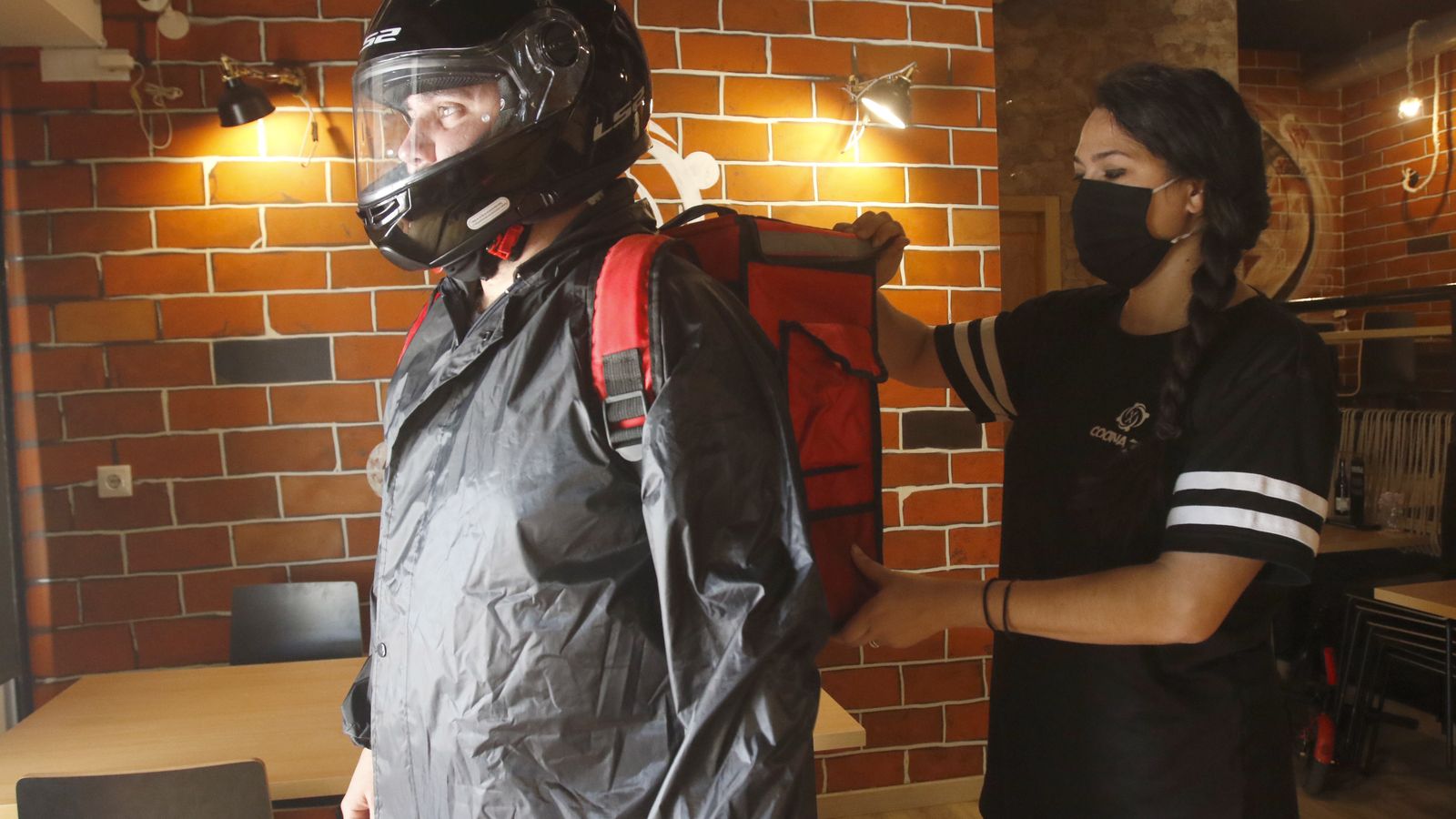 Un repartidor de Cocina 33 se prepara para entregar un pedido a domicilio