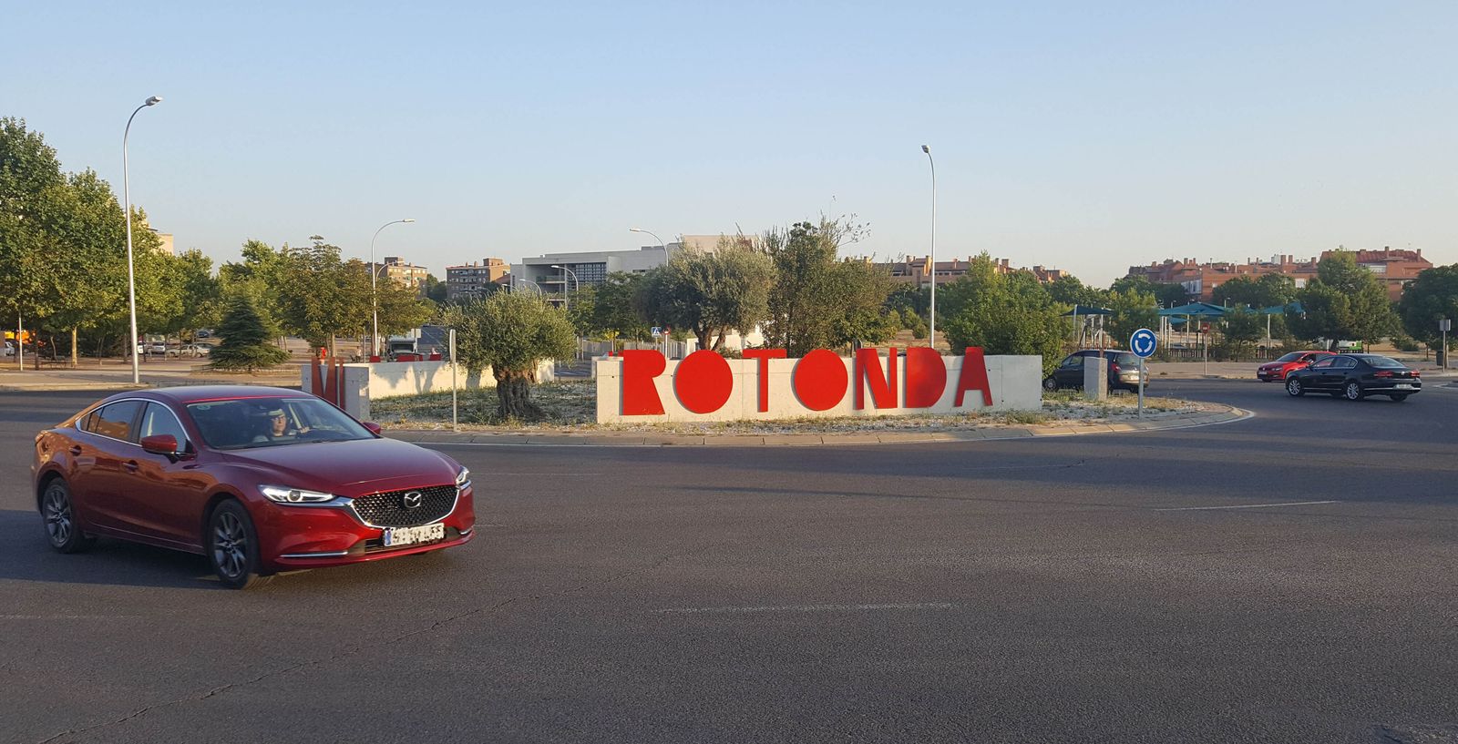 Un vehículo circula en una rotonda.