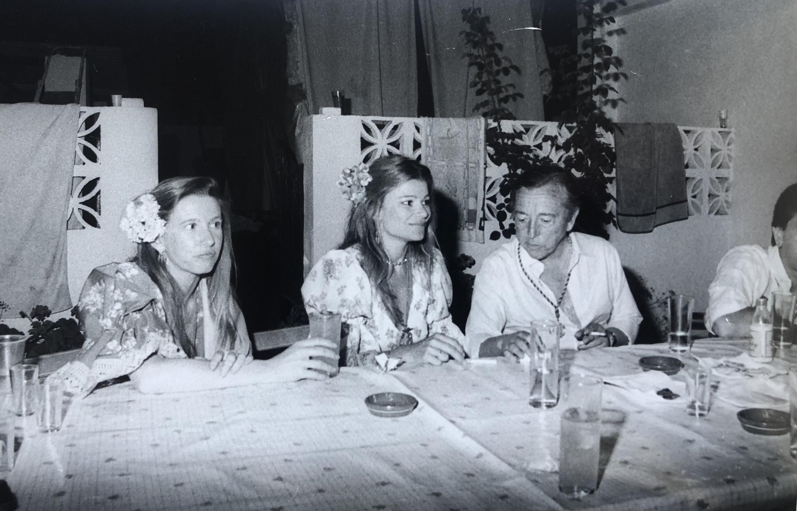 La aristócrata Cari Lapique, en la aldea durante la romería de 1986.