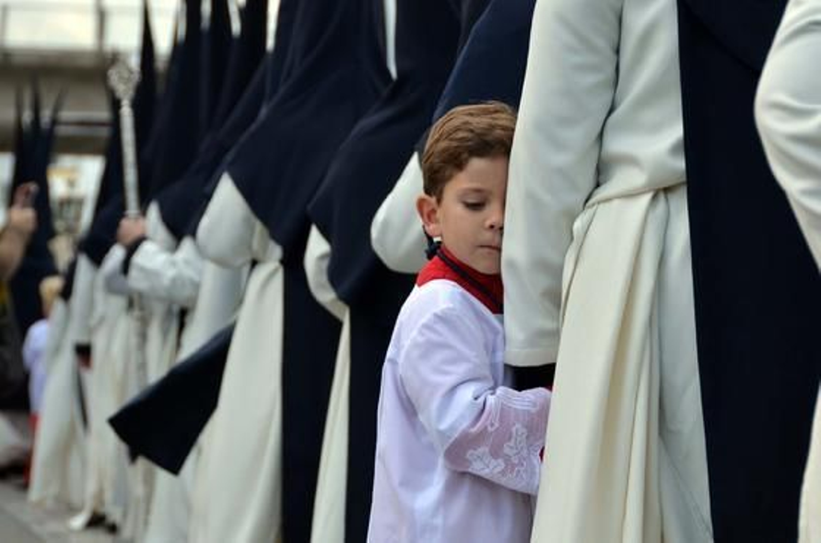 Mano amiga. El pequeño se aferra a las manos de su mayor en los primeros momentos de la estación de penitencia del Consuelo.

Foto: Manuel Aranda