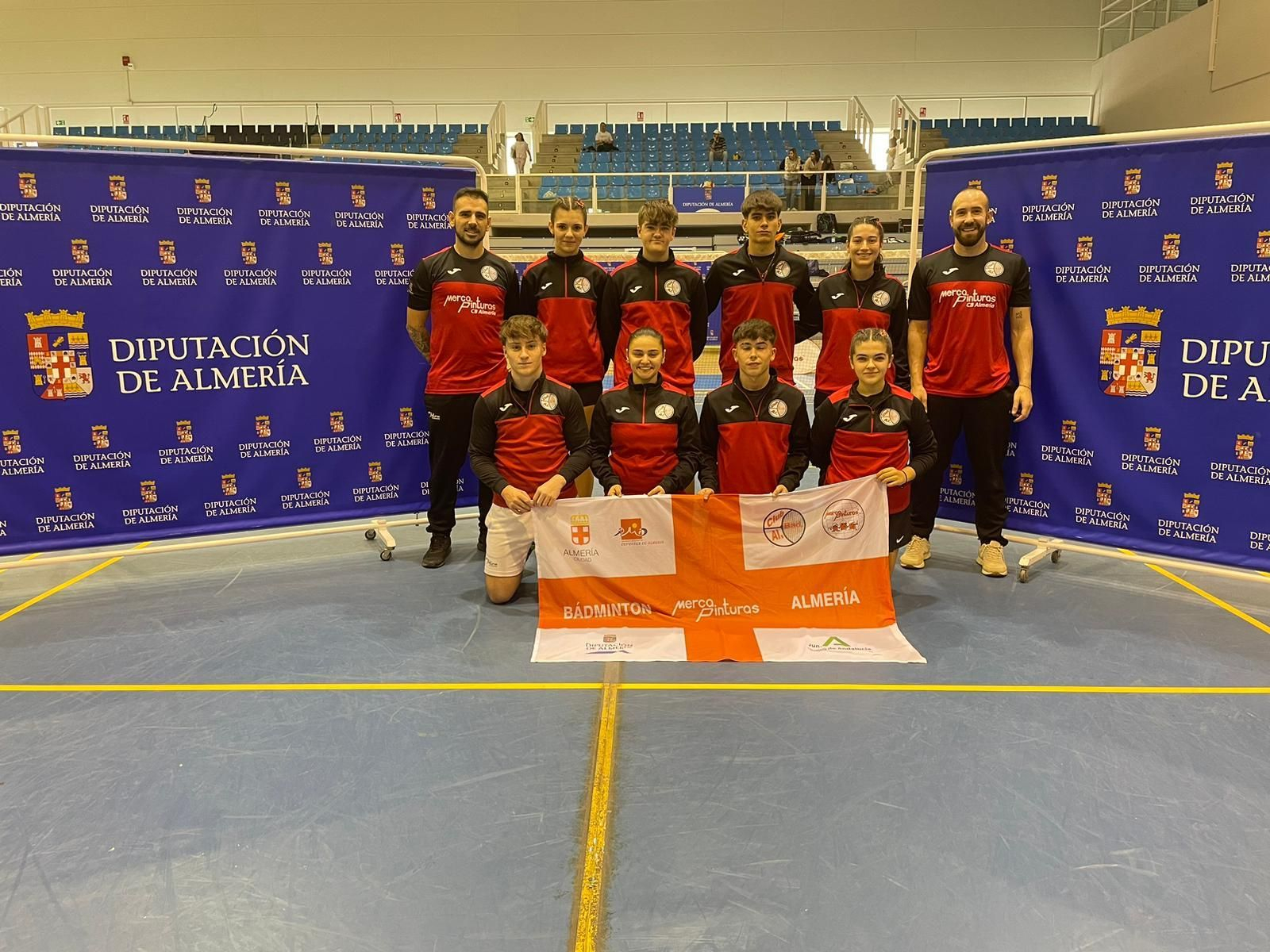 Los componentes del conjunto almeriense posan antes de la disputa de sus encuentros del pasado fin de semana.