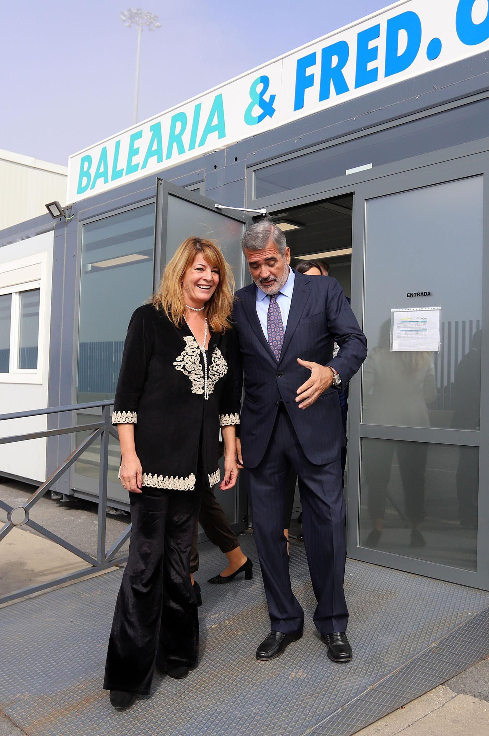 Imágenes de la llegada de un buque de Baleària al Puerto de Huelva