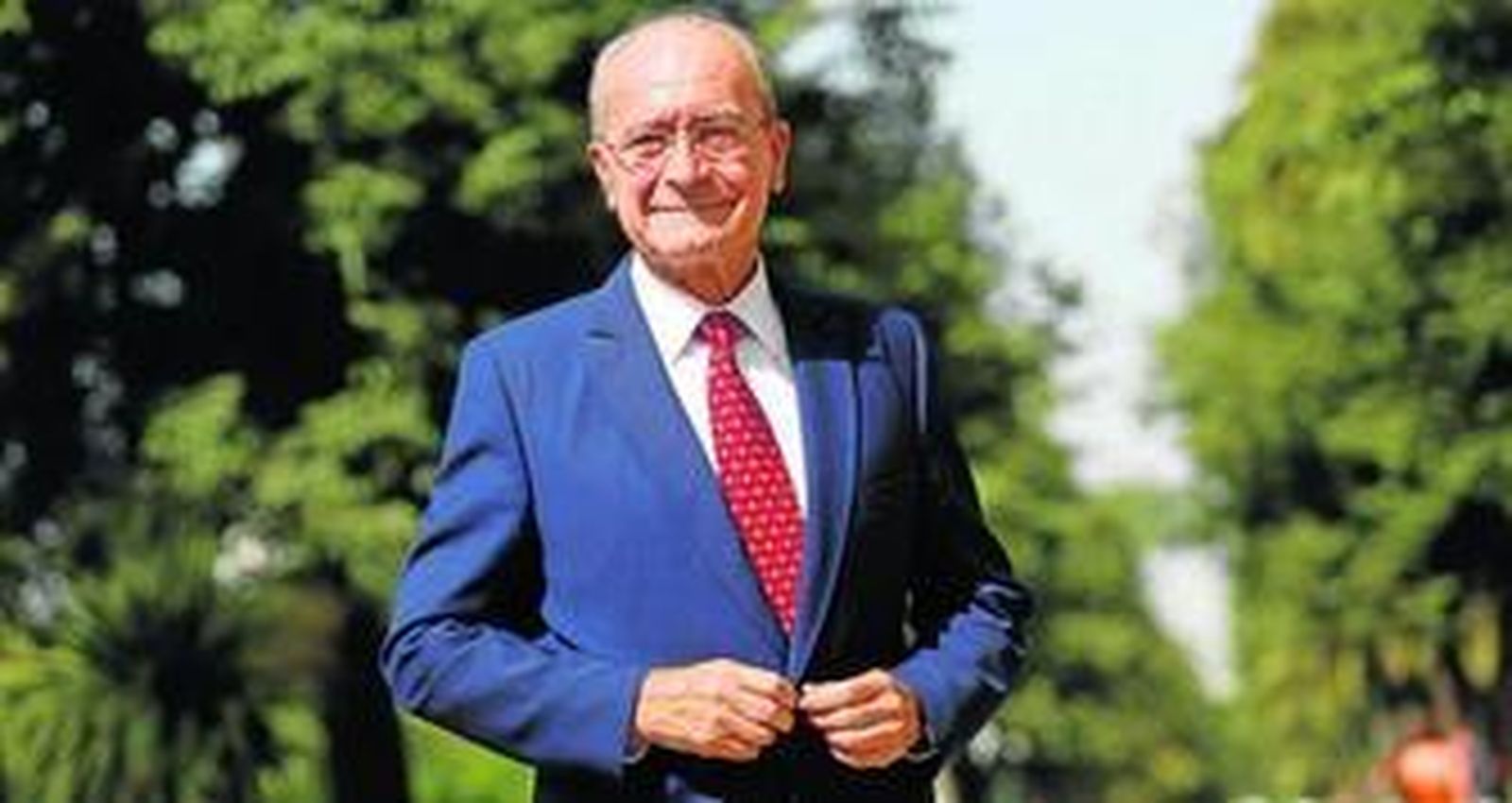 Francisco de la Torre posa en el parque de Málaga momentos antes de la entrevista.