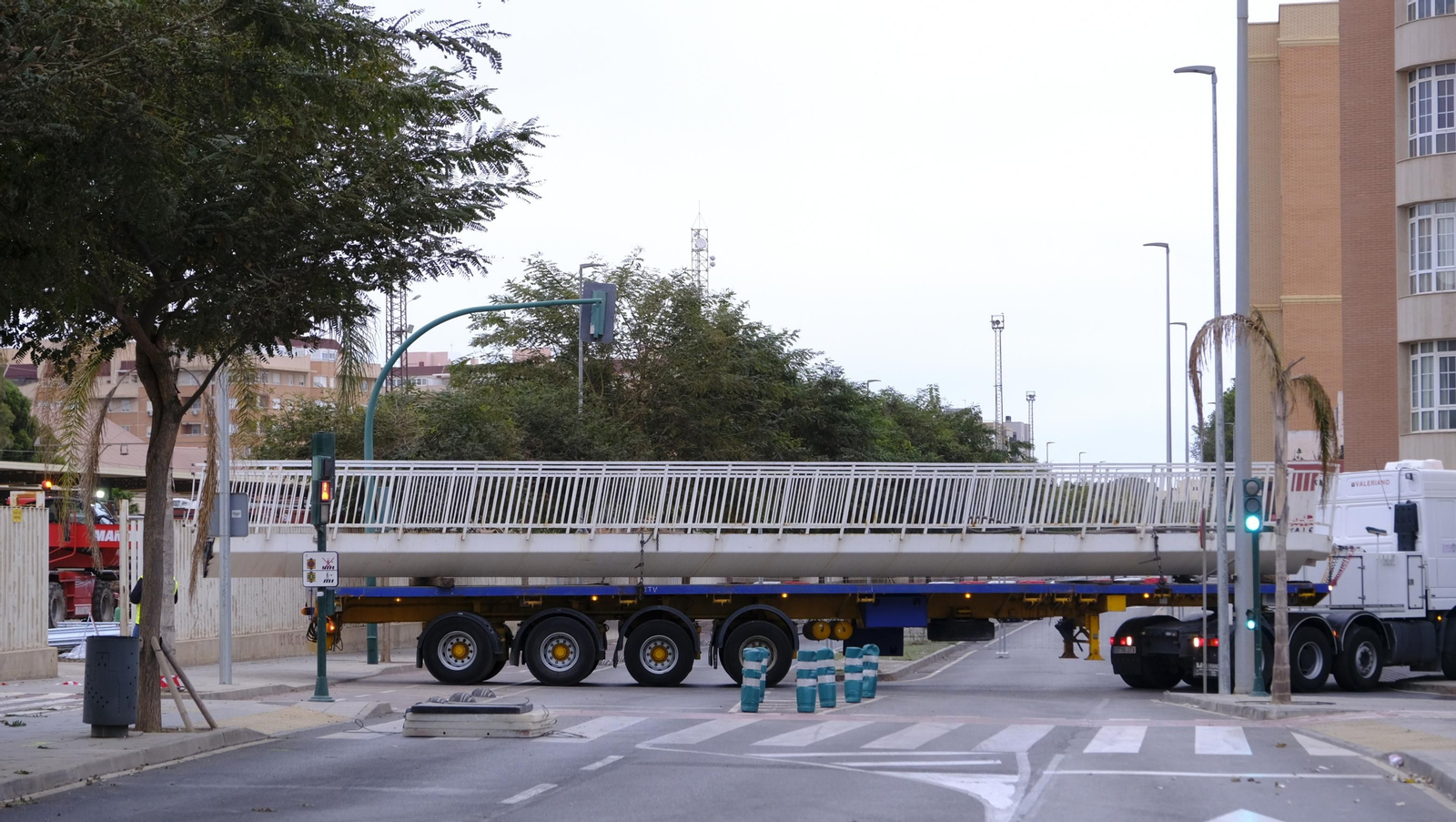 Las imágenes de la pasarela de Renfe que pasa a mejor vida, en Almería