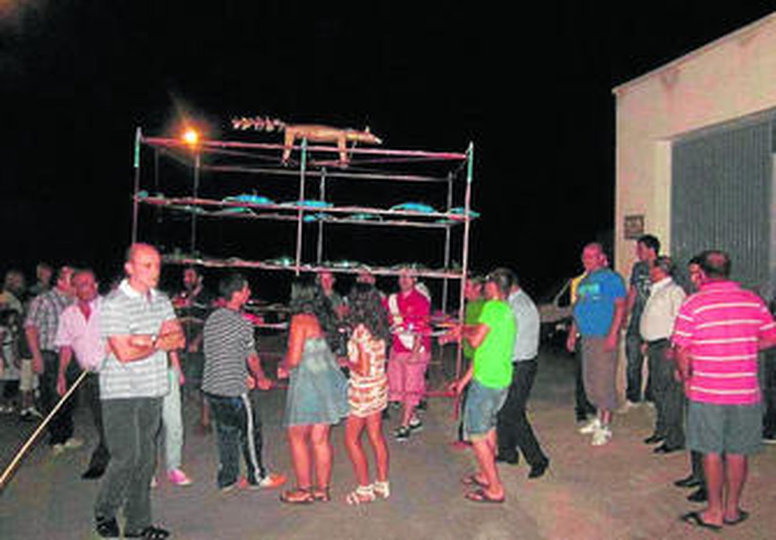 Alsodux quema sus calles al son del tradicional 'Baile de la Zorra'