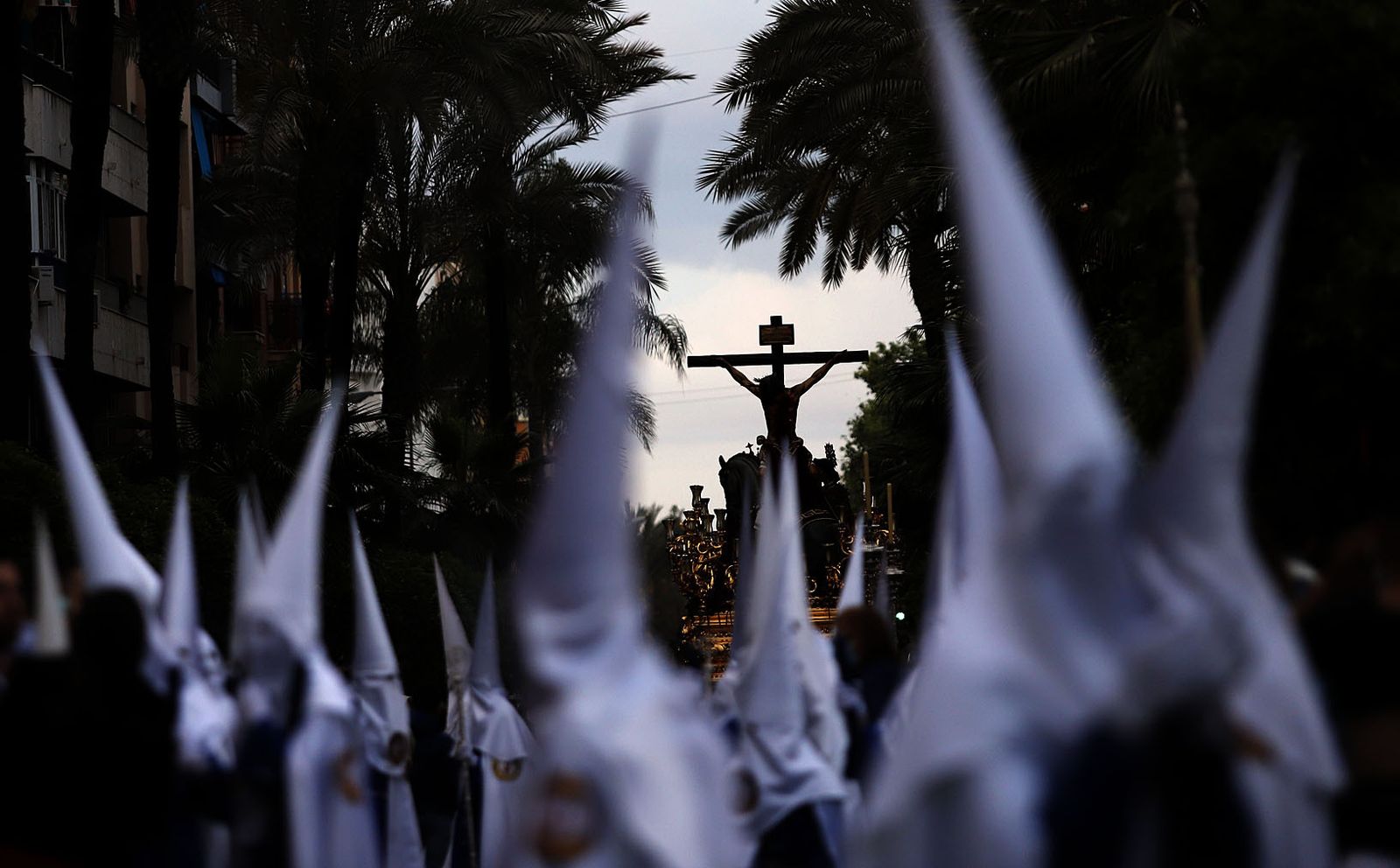 La Hermandad de la Sagrada Lanzada hace su estación de penitencia por las calles de Huelva