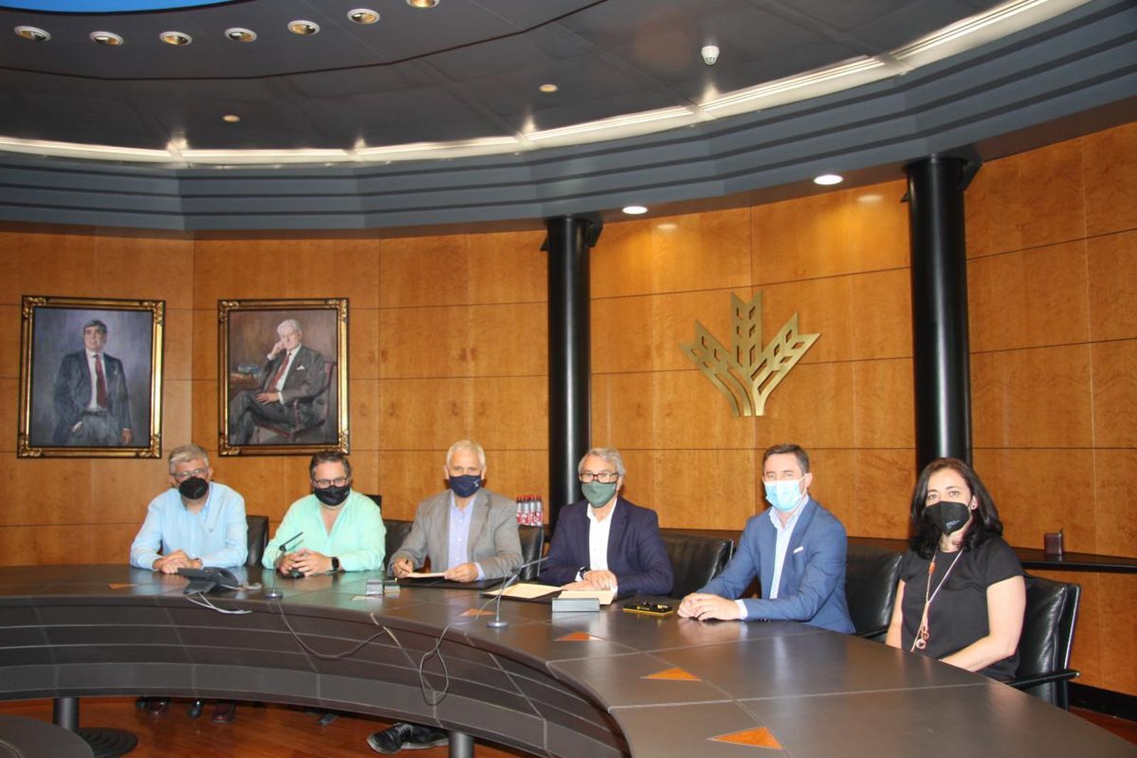 Un momento de la firma del acuerdo entre Caja Rural de Granada y Cooperativas Agro-Alimentarias.