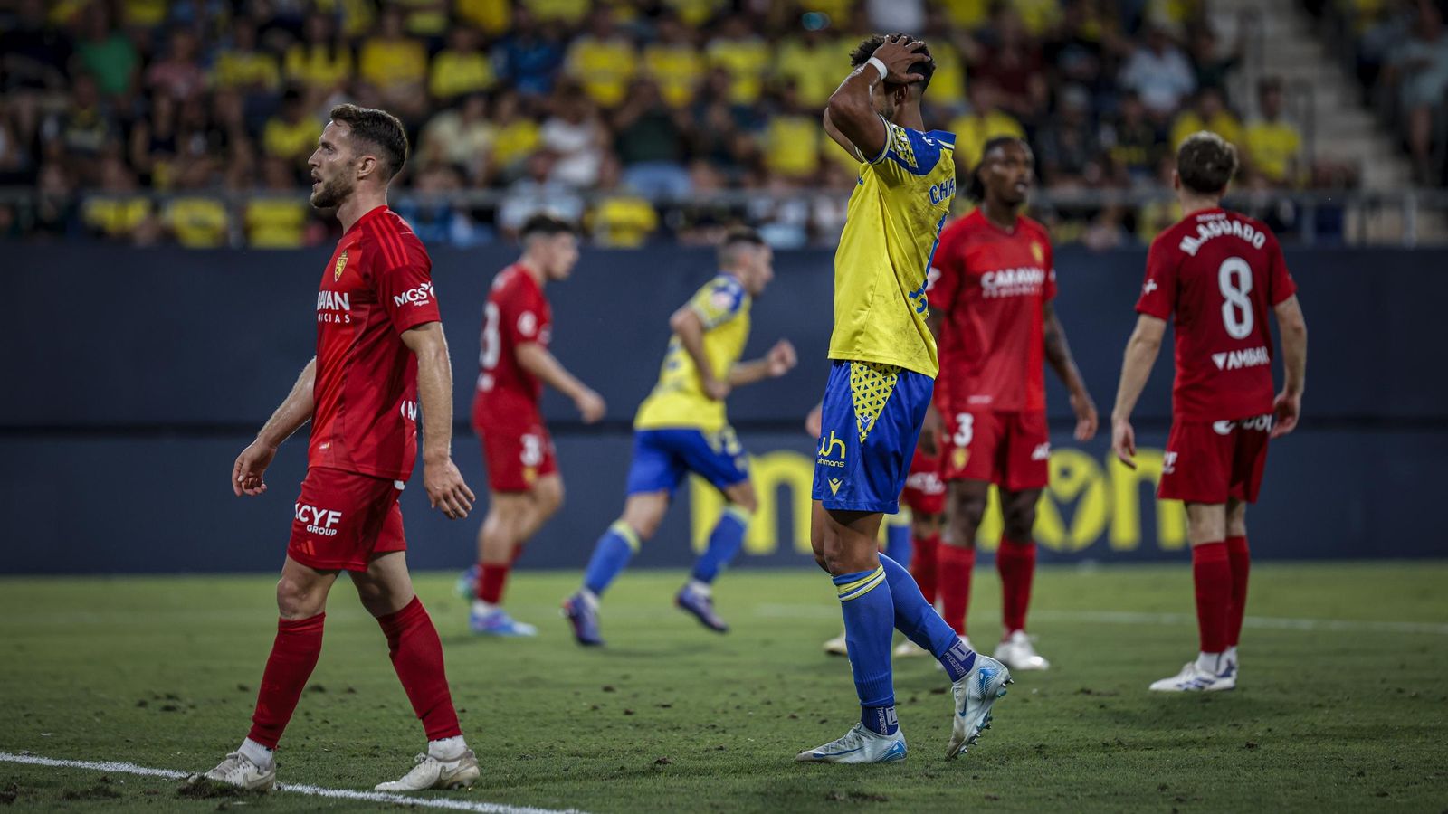 Búscate entre las fotos del partido de fútbol entre Cádiz CF y Real Zaragoza