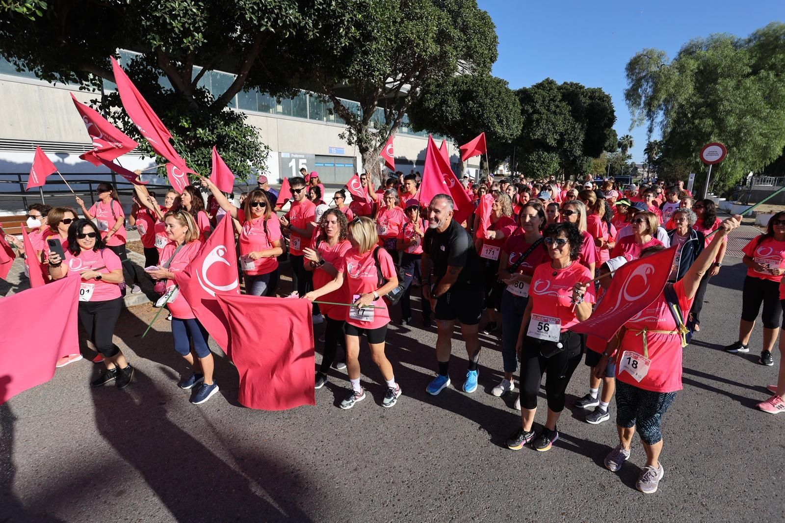 La Marcha Rosa contra el cáncer de mama recorre las calles de Jerez