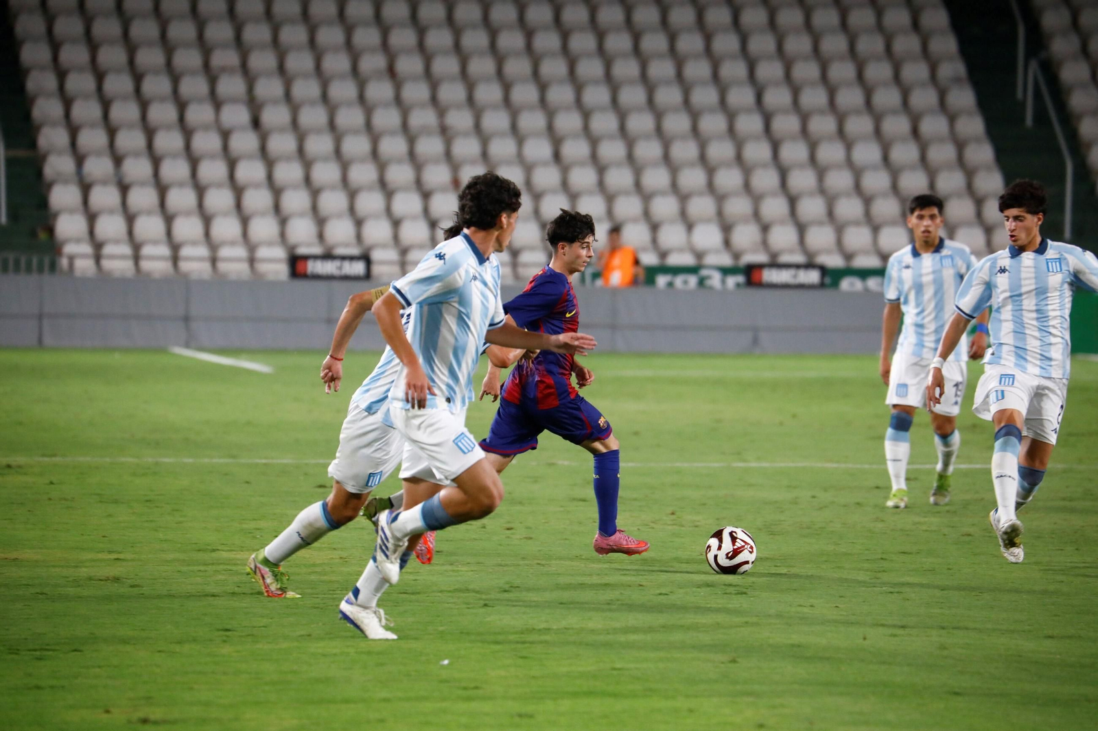 Las mejores fotos del Barcelona - Racing Club de la final del Mundial de Clubes juvenil en El Arcángel