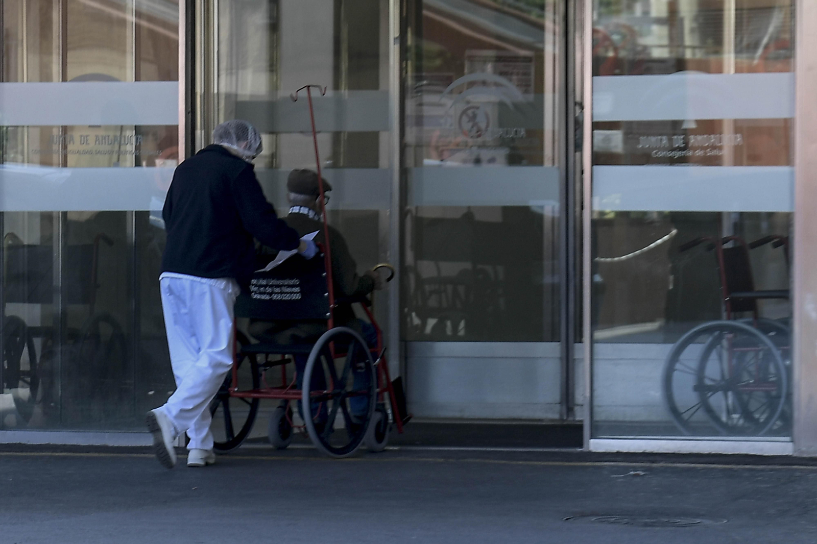 Entrada de un paciente en urgencias del Virgen de las Nieves esta mañana
