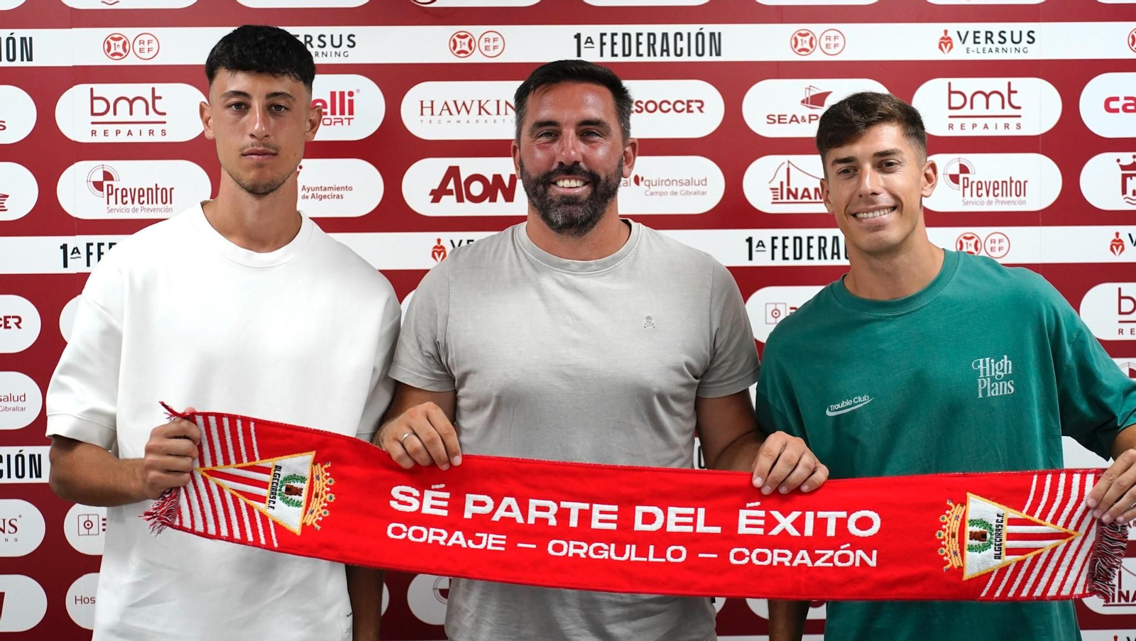 Ángel Gómez y Jorge Rastrojo sostienen la bufanda algecirista junto a Jordi Figueras, director deportivo del club