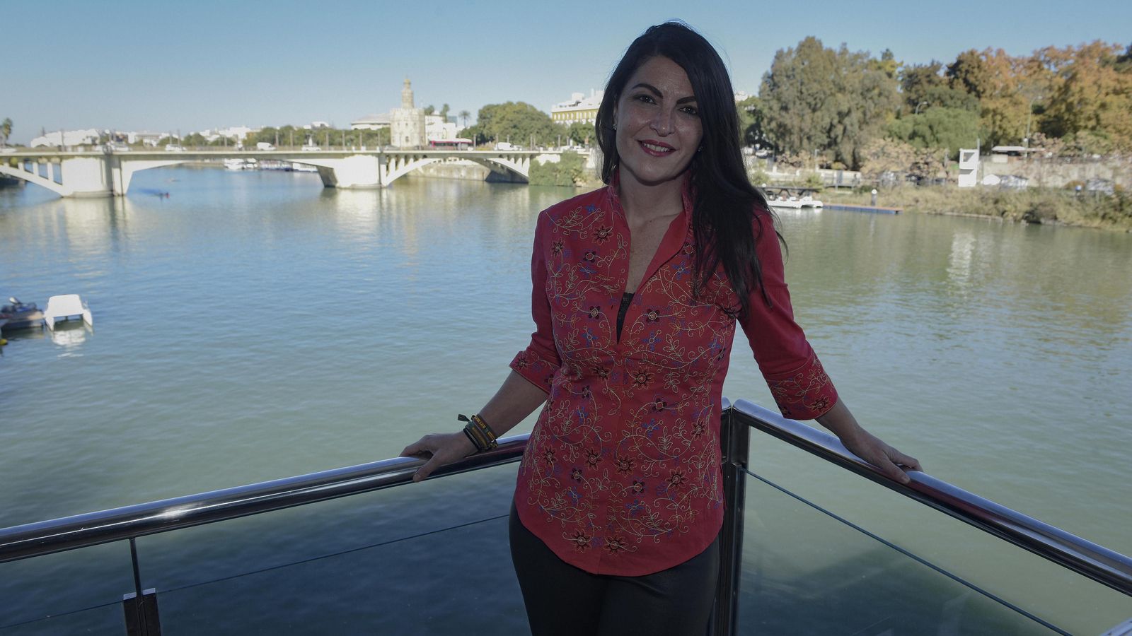 Macarena Olona con la Torre del Oro al fondo