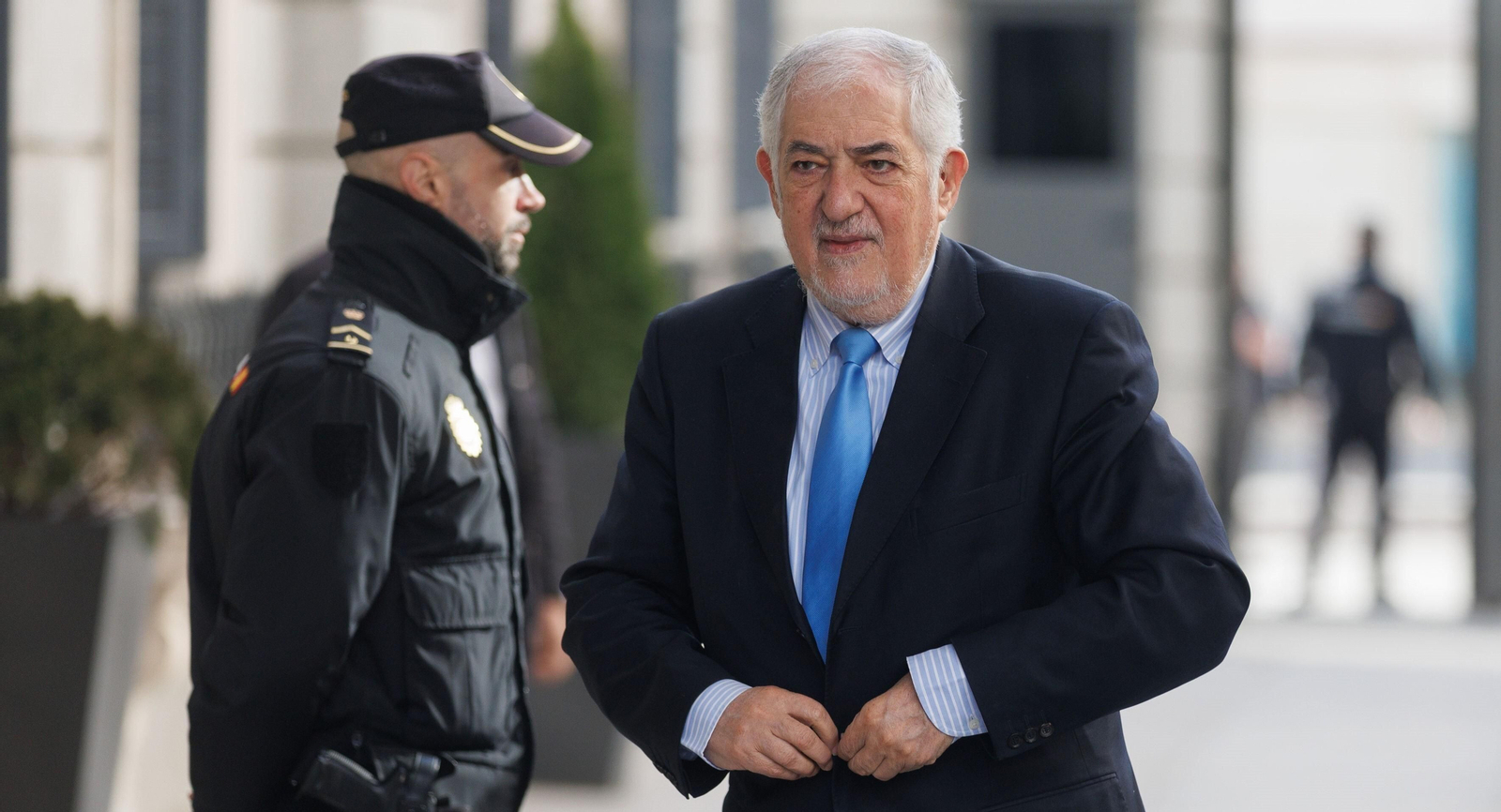 El presidente del Tribunal Constitucional, Cándido Conde-Pumpido , llega al Congreso de Diputados.