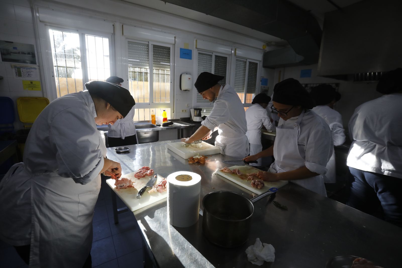 El restaurante y las cocinas del instituto Gran Capitán de Córdoba, en imágenes