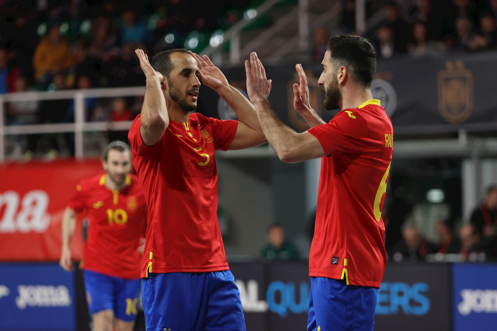Boyis y Raúl Gómez celebran un gol durante el partido de fútbol sala entre España y Chipre, clasificatorio para el Campeonato del Mundo 2024,