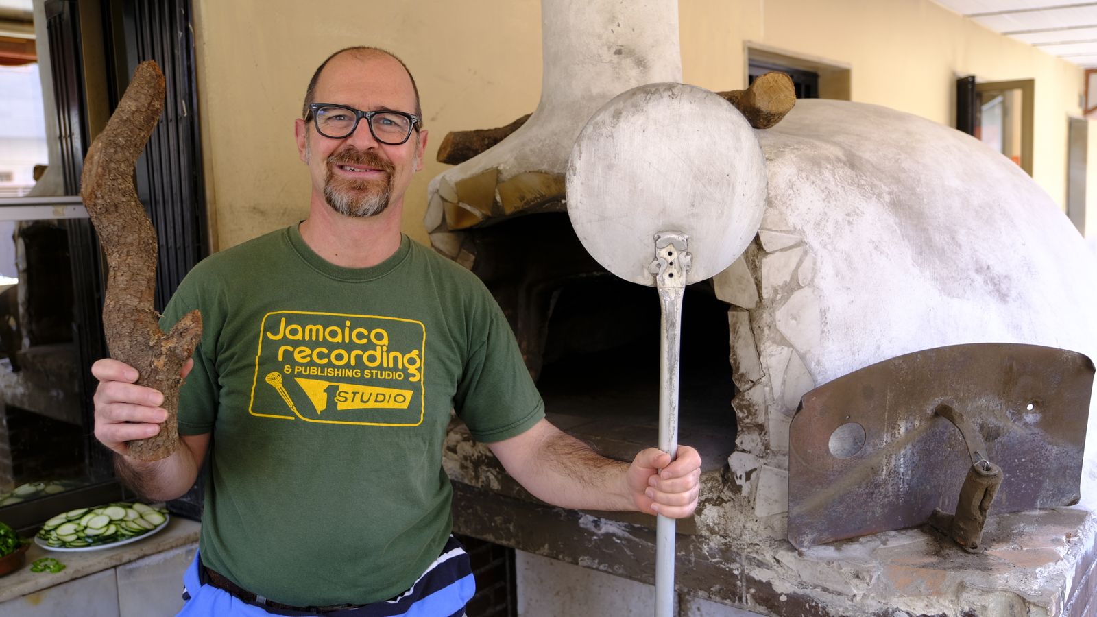 El propietario italiano, ante su horno de leña, uno de los secretos de sus excelentes pizzas.