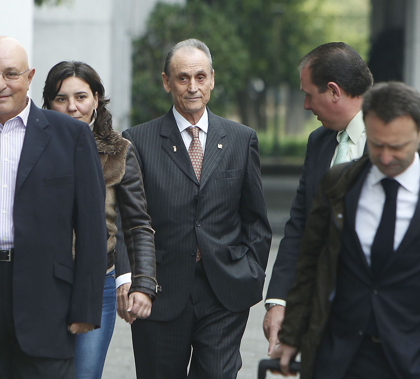 Manuel Ruiz de Lopera, acompañado de sus abogados, en uno de sus juicios.