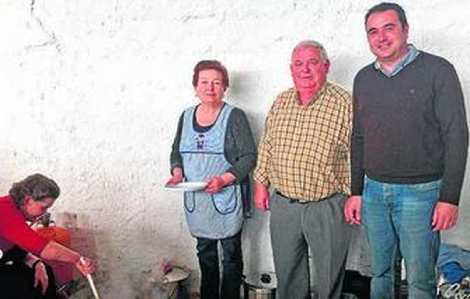 El alcalde y miembros de las asociaciones vecinales durante el acto.