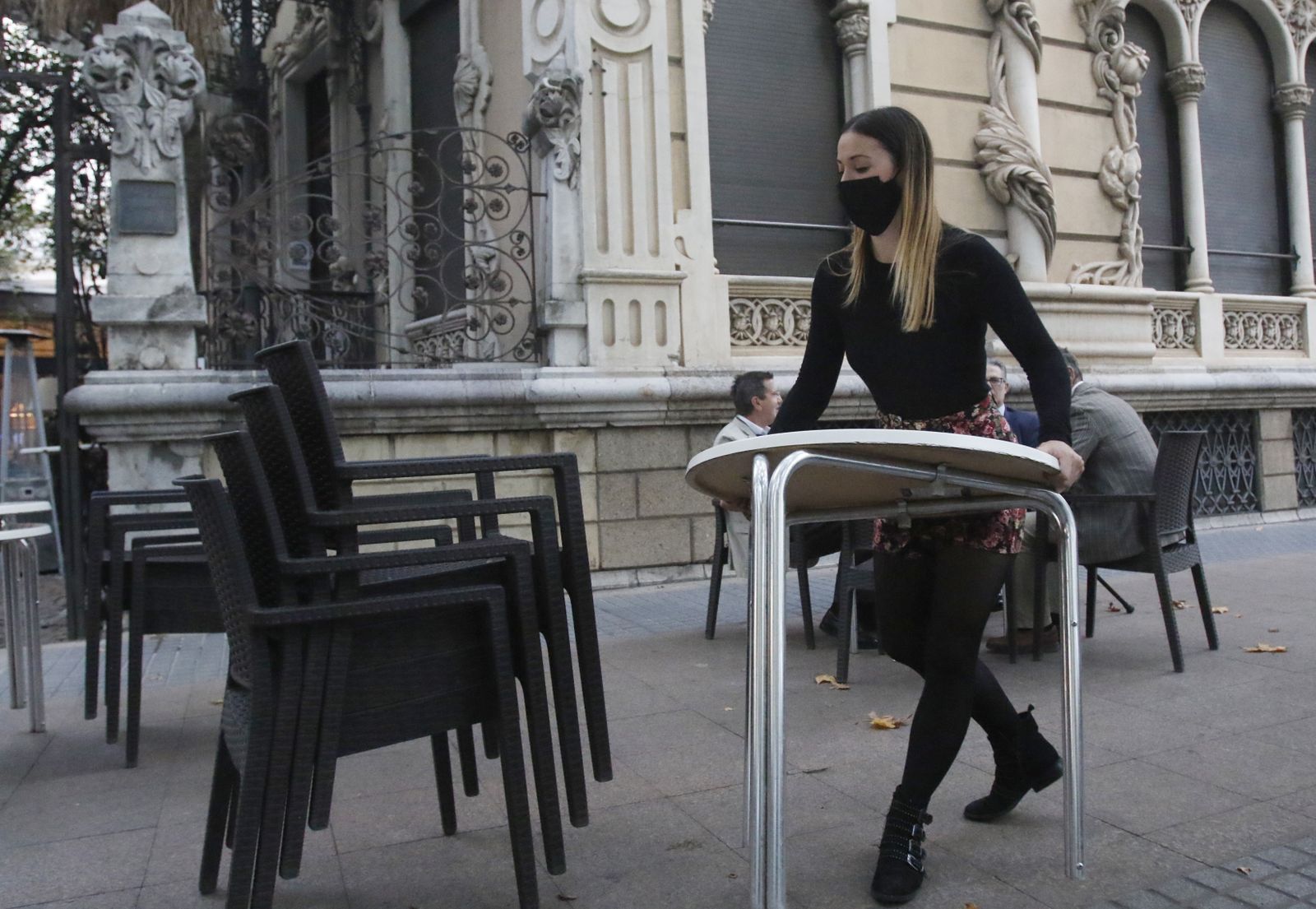 La primera tarde de cierre de bares y comercio en Córdoba, en fotografías