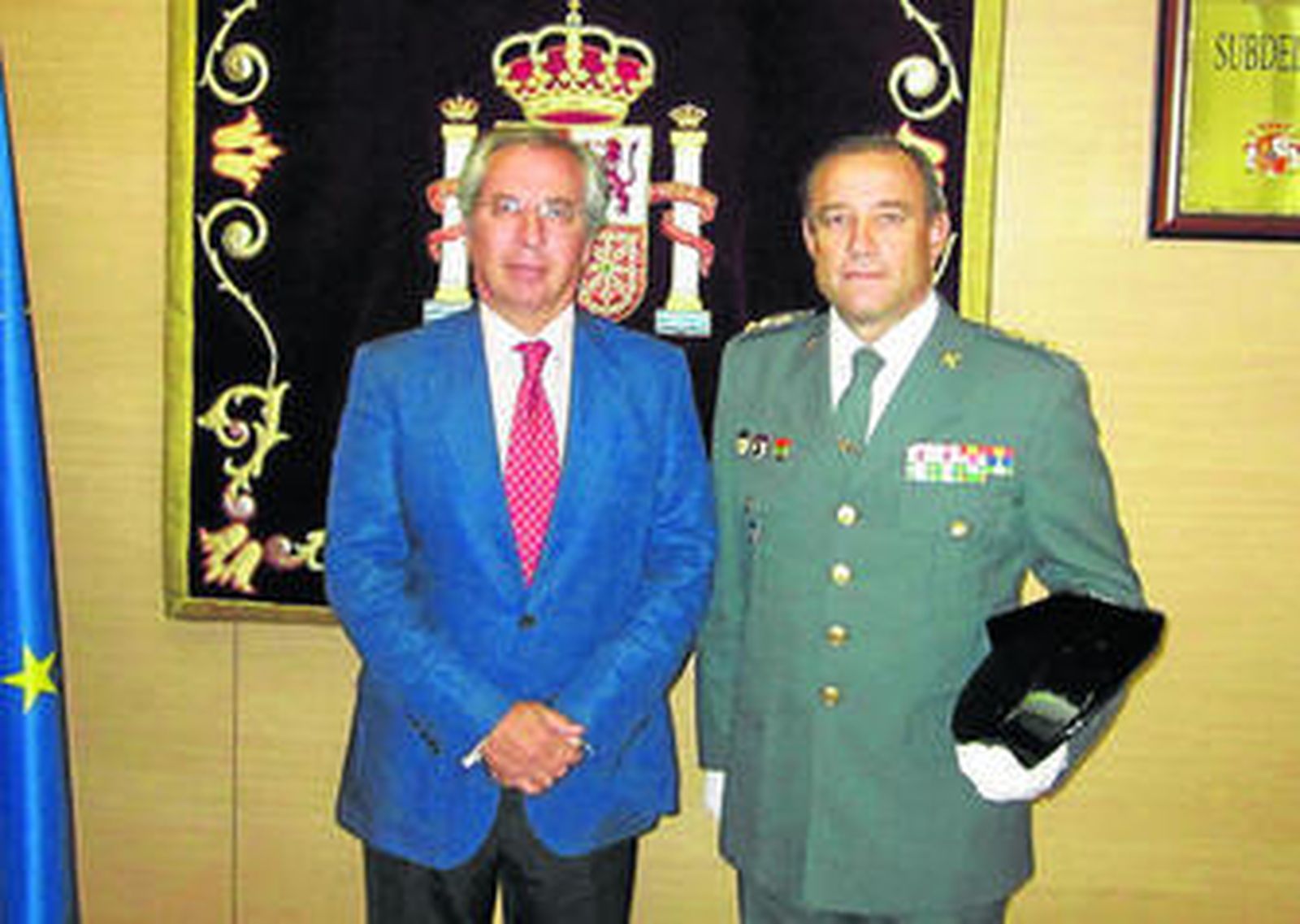 De la Torre, junto al coronel Alfonso Rodríguez Castillo, nuevo jefe de la Comandancia de la Guardia Civil de Cádiz.