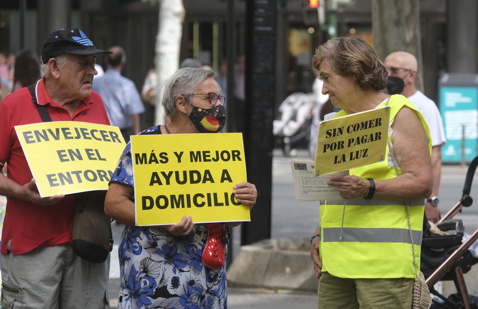 Las fotografías de los yayoflautas en Córdoba: pancartas, chalecos amarillos y nada de flautas