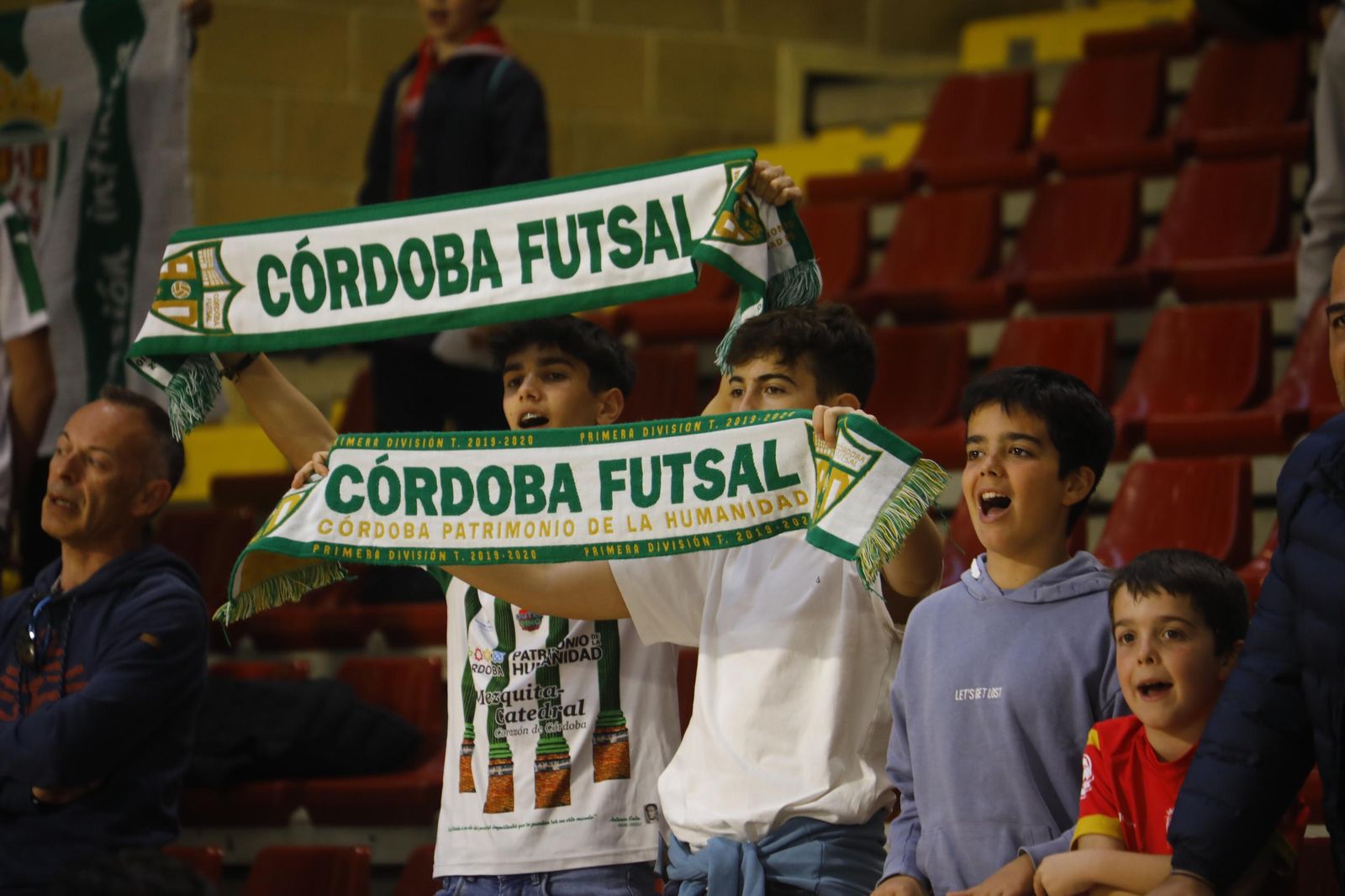 Las mejores fotos del ambiente en Vista Alegre para el Córdoba Futsal - Noia
