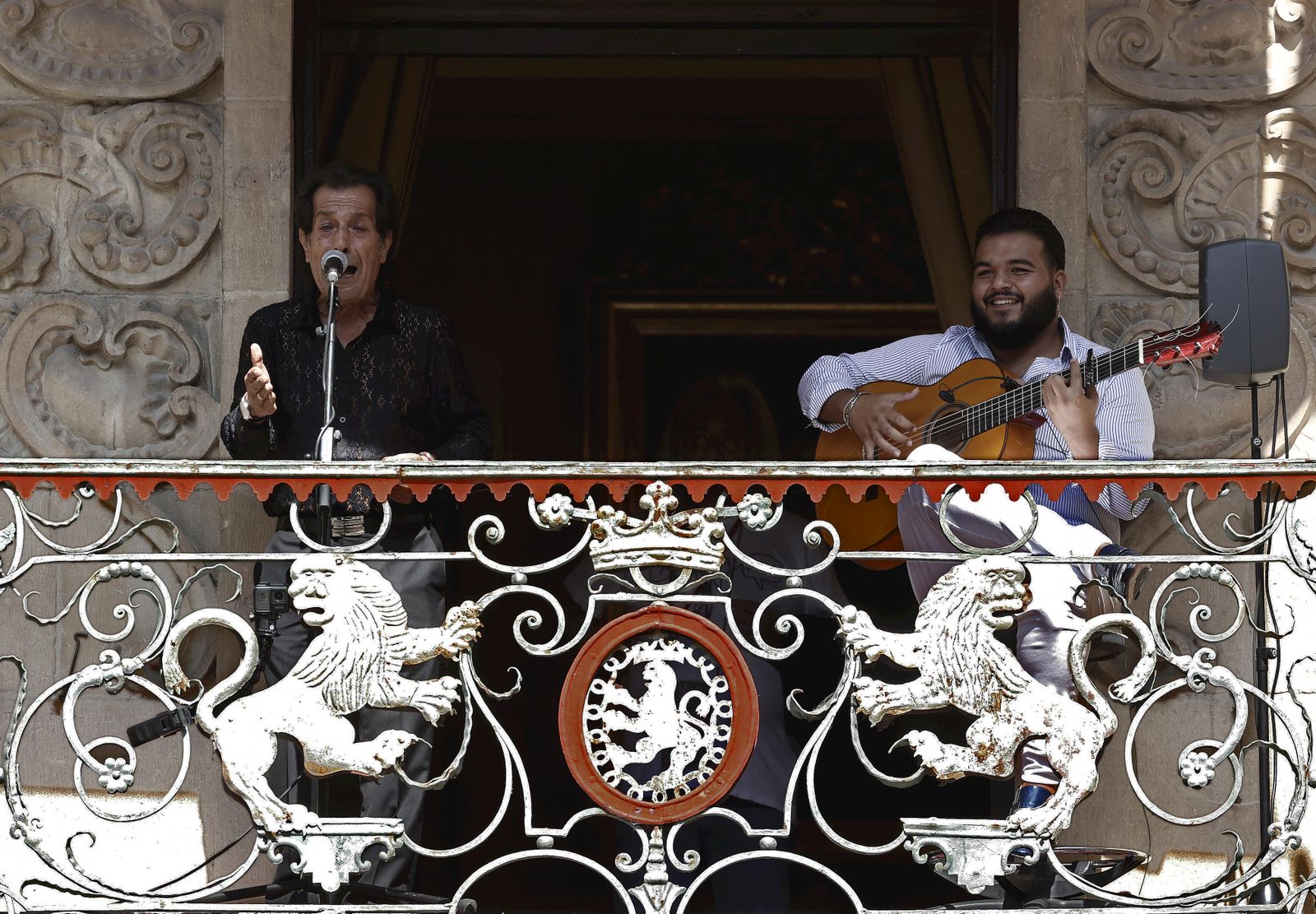 El cantaor Juan Villar y el guitarrista Nono Reyes, en el balcón del Ayuntamiento de Pamplona.