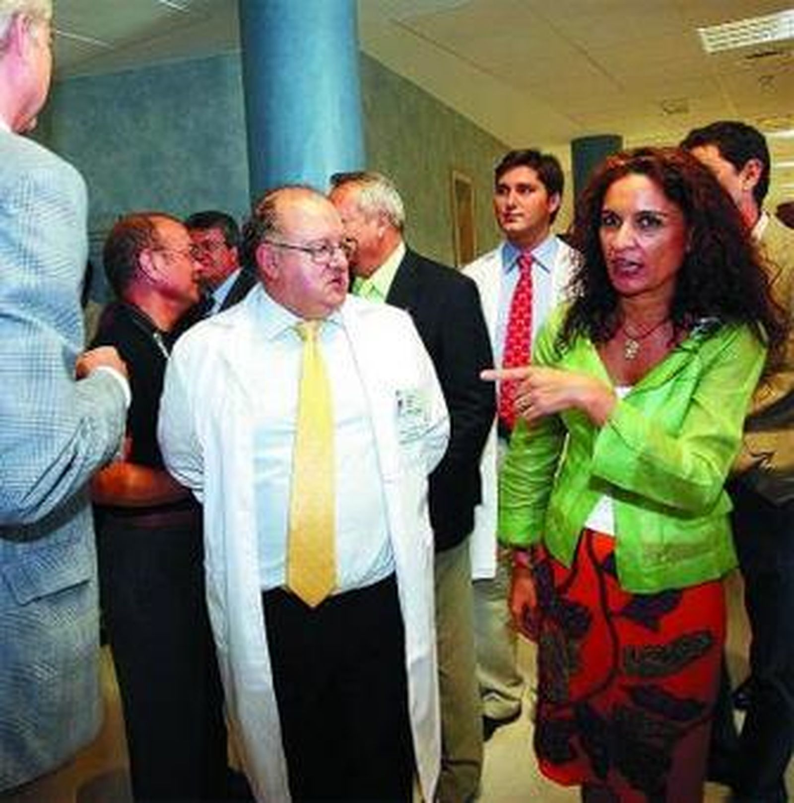 Pérez Rielo durante una visita de la consejera al Clínico.