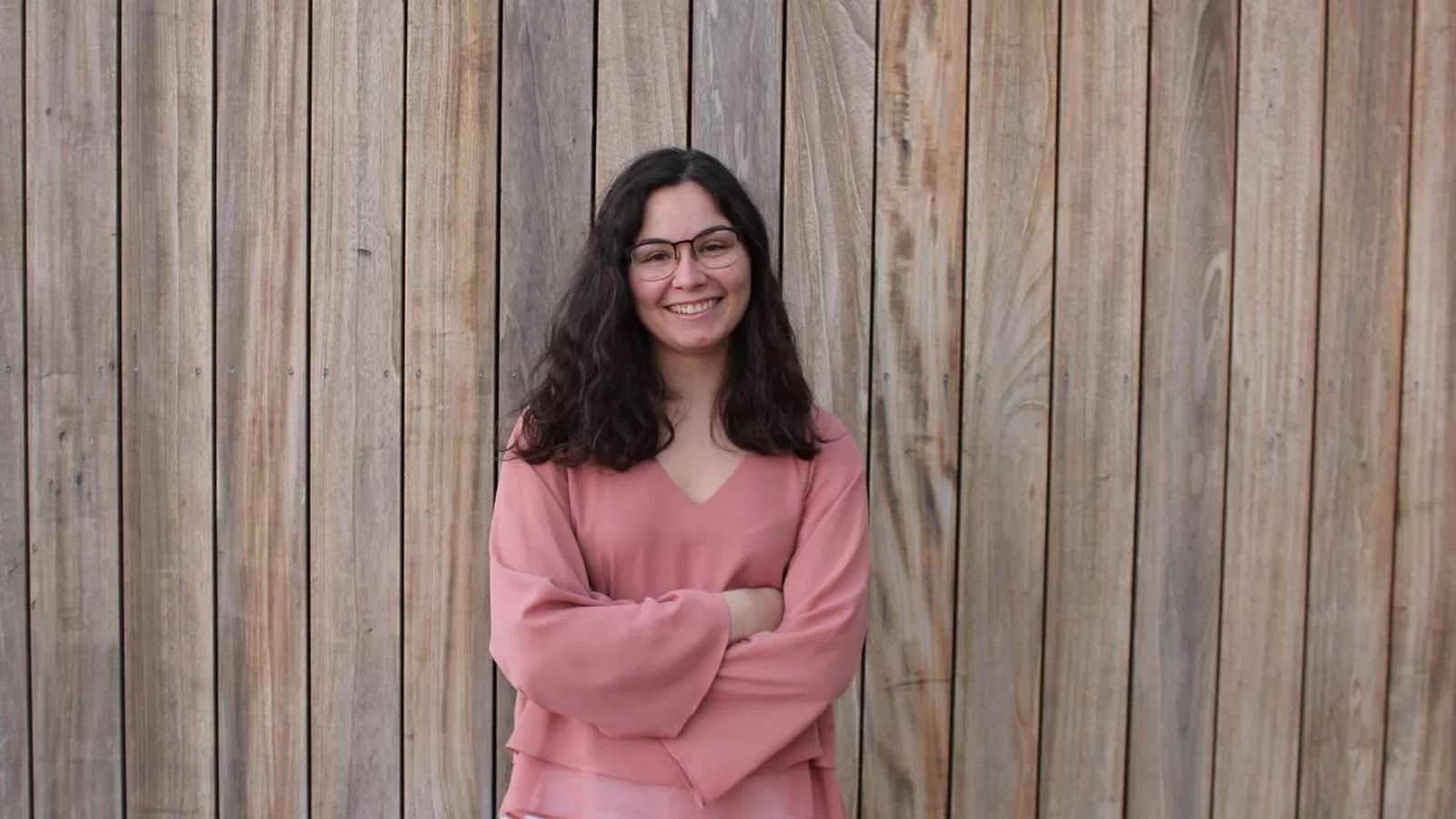 La almeriense Marina Redondo diseña el cartel de unas fiestas gallegas.