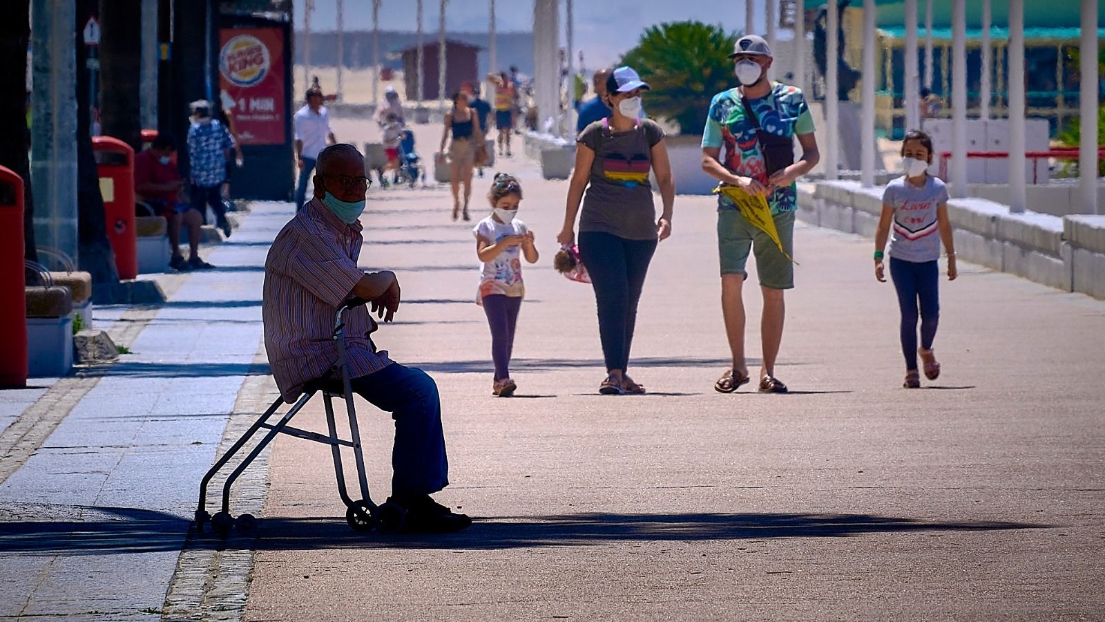 Cientos de personas disfrutan de la playa de Cádiz este viernes pese a las restricciones sanitarias.