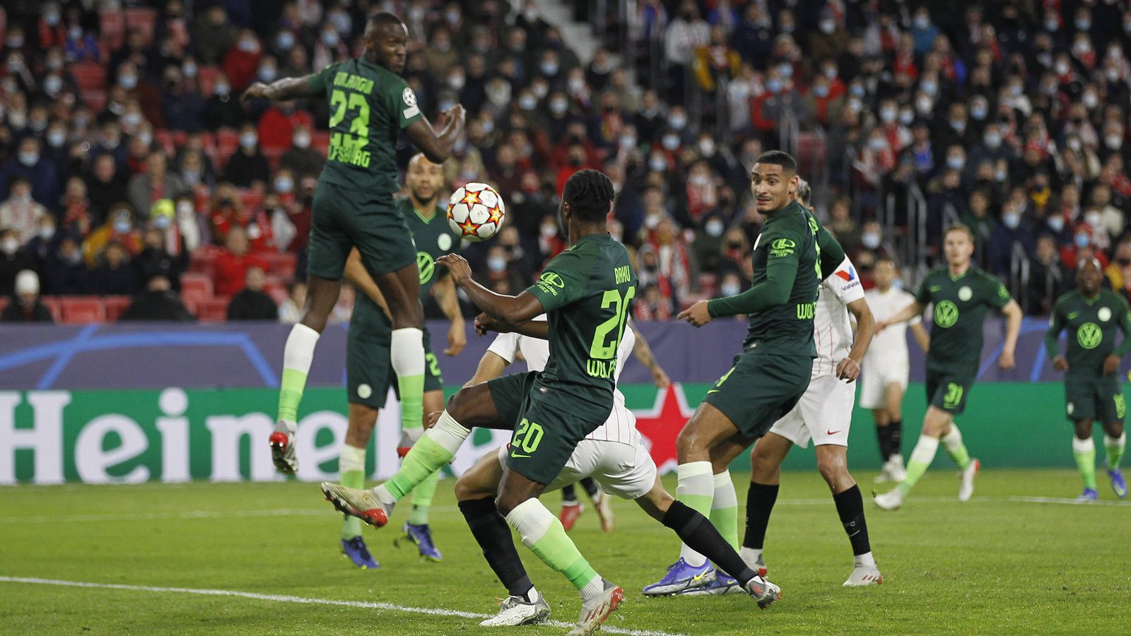 Joan Jordán cabecea en solitario a pesar de estar rodeado de rivales el 1-0.