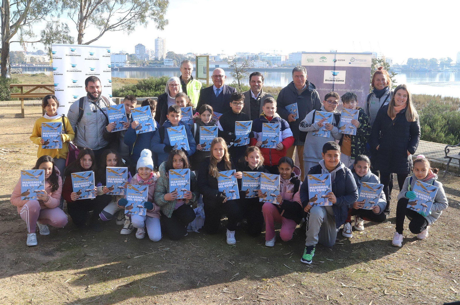 Foto de familia con los alumnos del colegio Príncipe de España con el álbum de Marismas del Odiel.