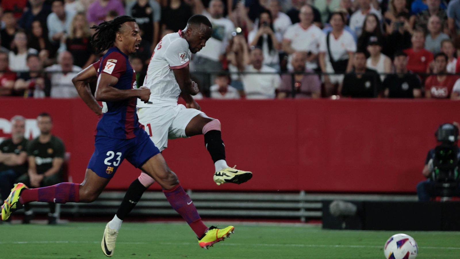 Lukébakio dispara a puerta ante Koundé en la jugada en la que debió cederle el balón a En-Nesyri.