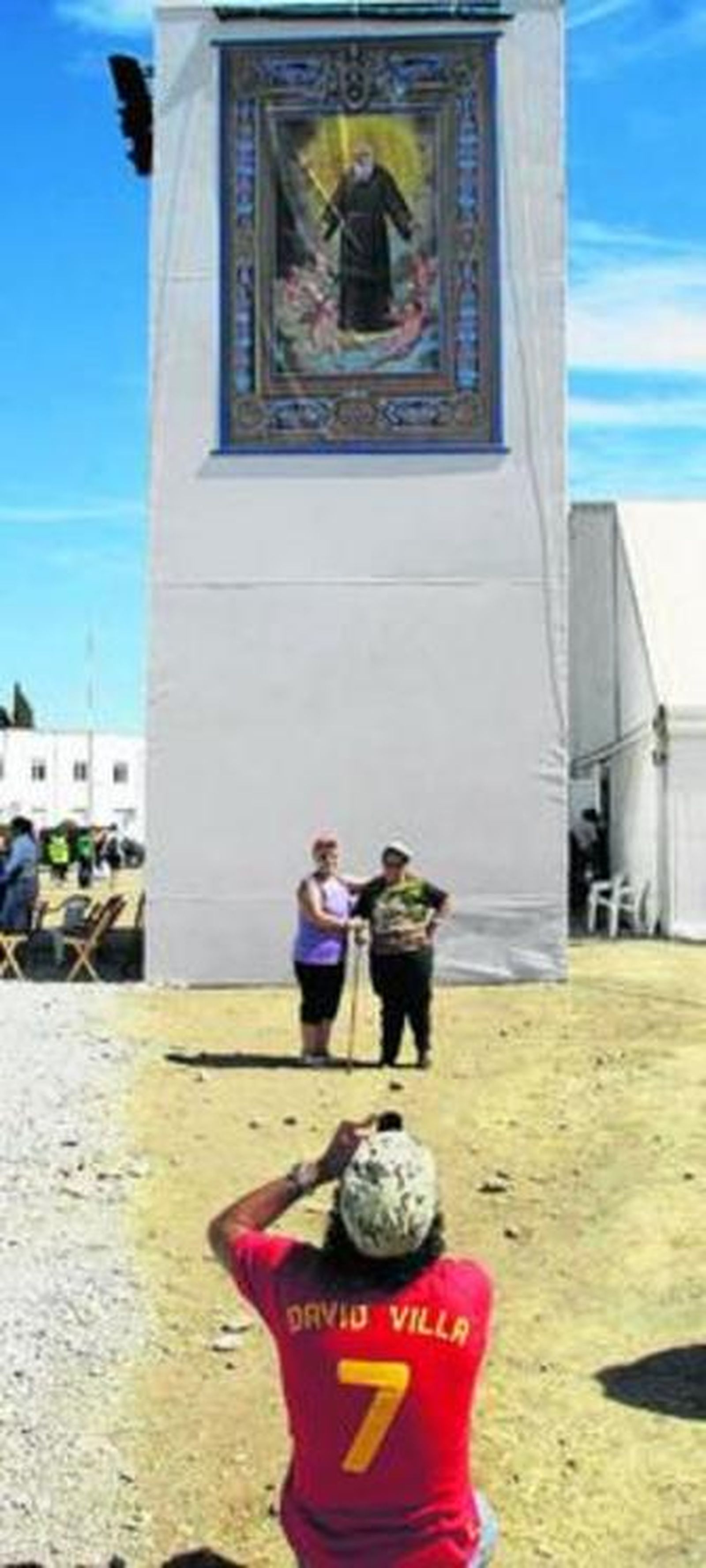 Un sacerdote da la absolución a una religiosa.