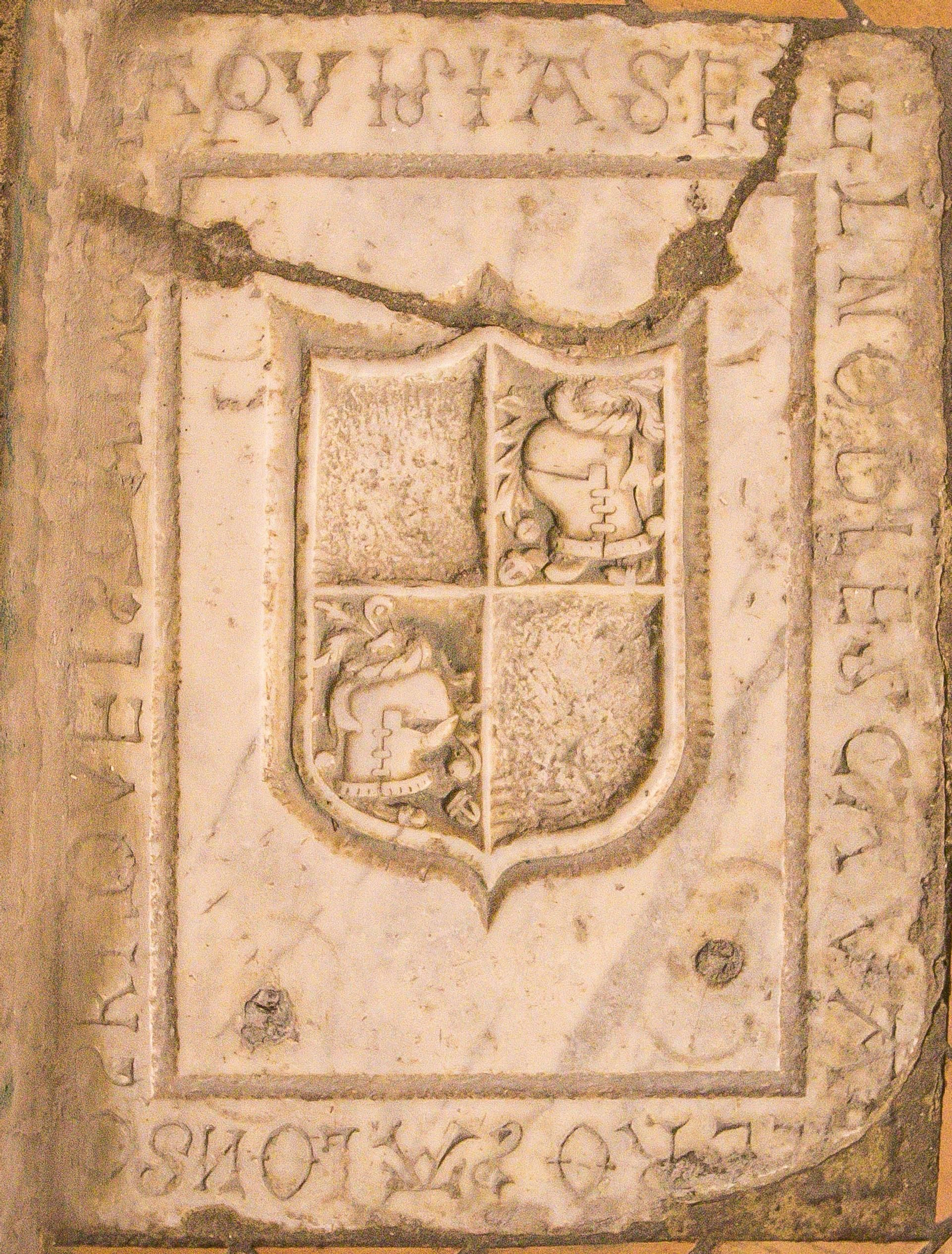 Uno de los blasones que asoman de los muros del templo.