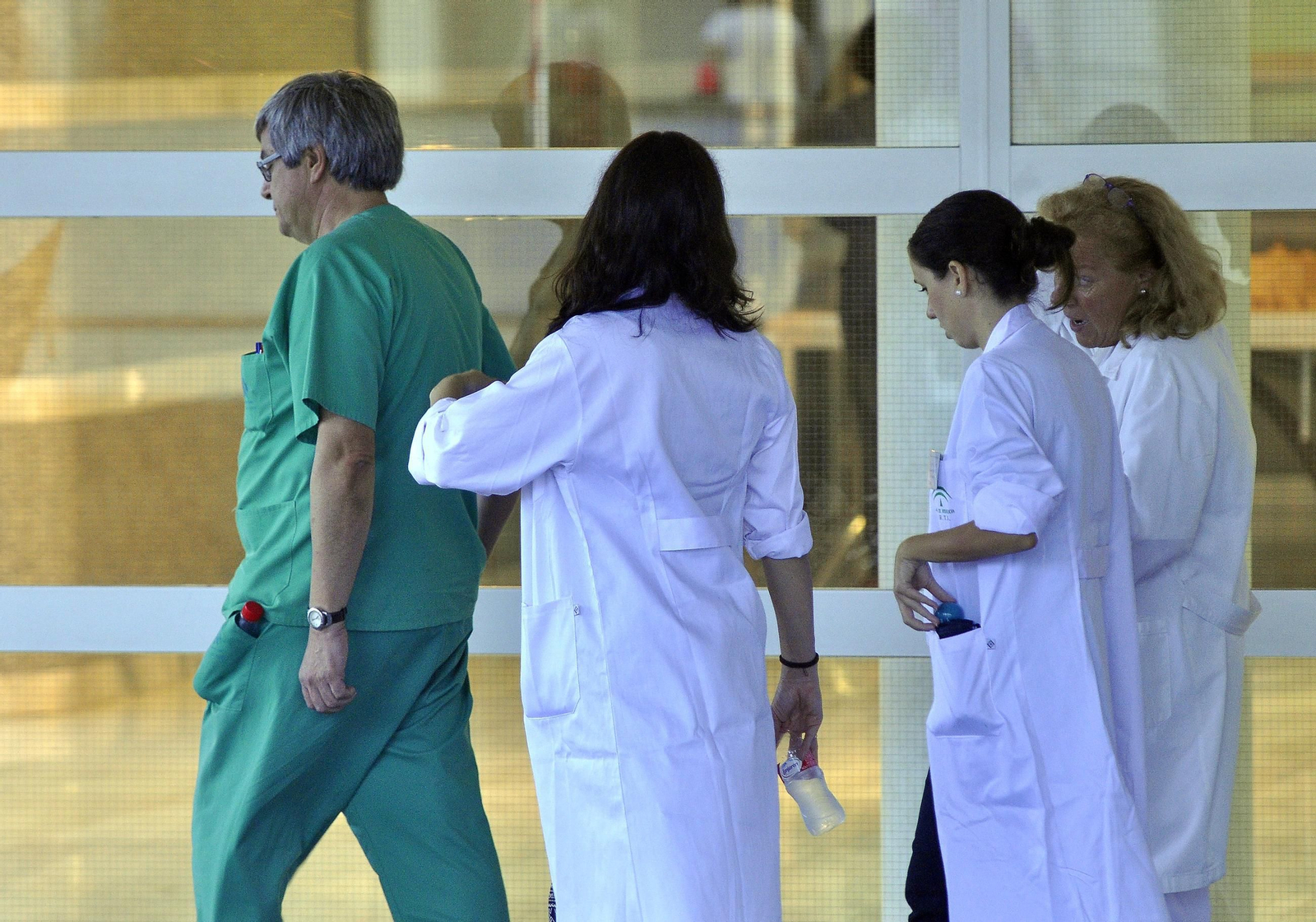 Un grupo de profesionales sanitarios a las puertas de un centro hospitalario.