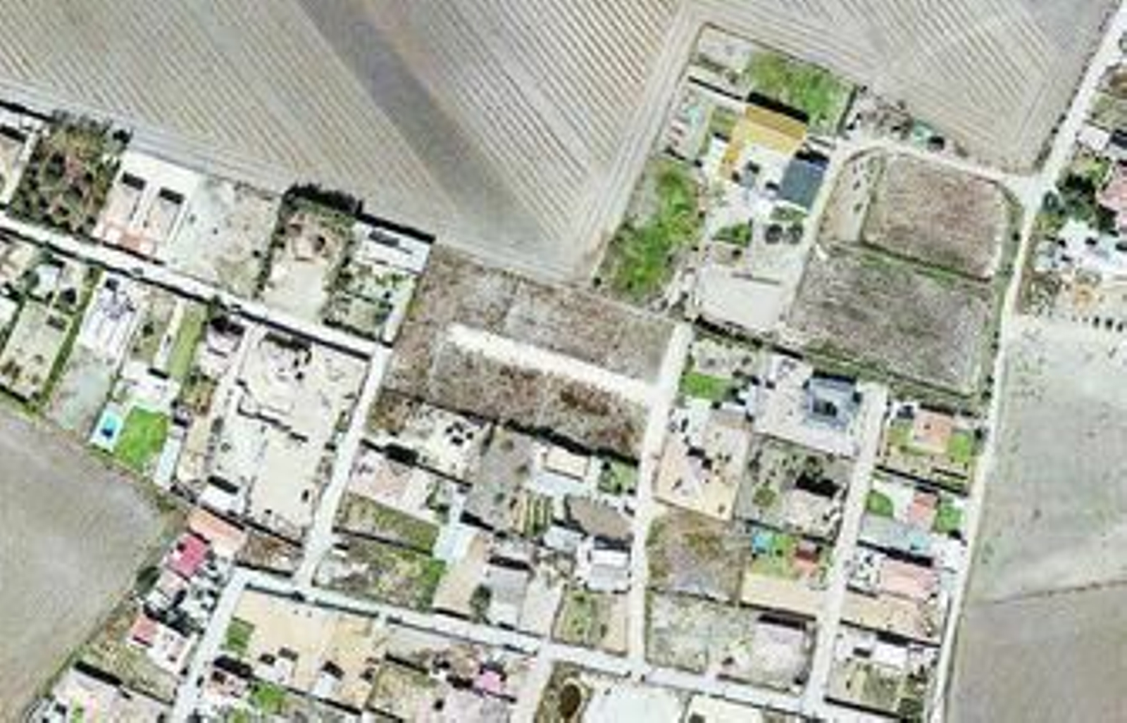 Un caso en Los Perales: en 2004 se certifica una casa en un solar vacío, en el medio; en 2007, se hacen 4 casas.