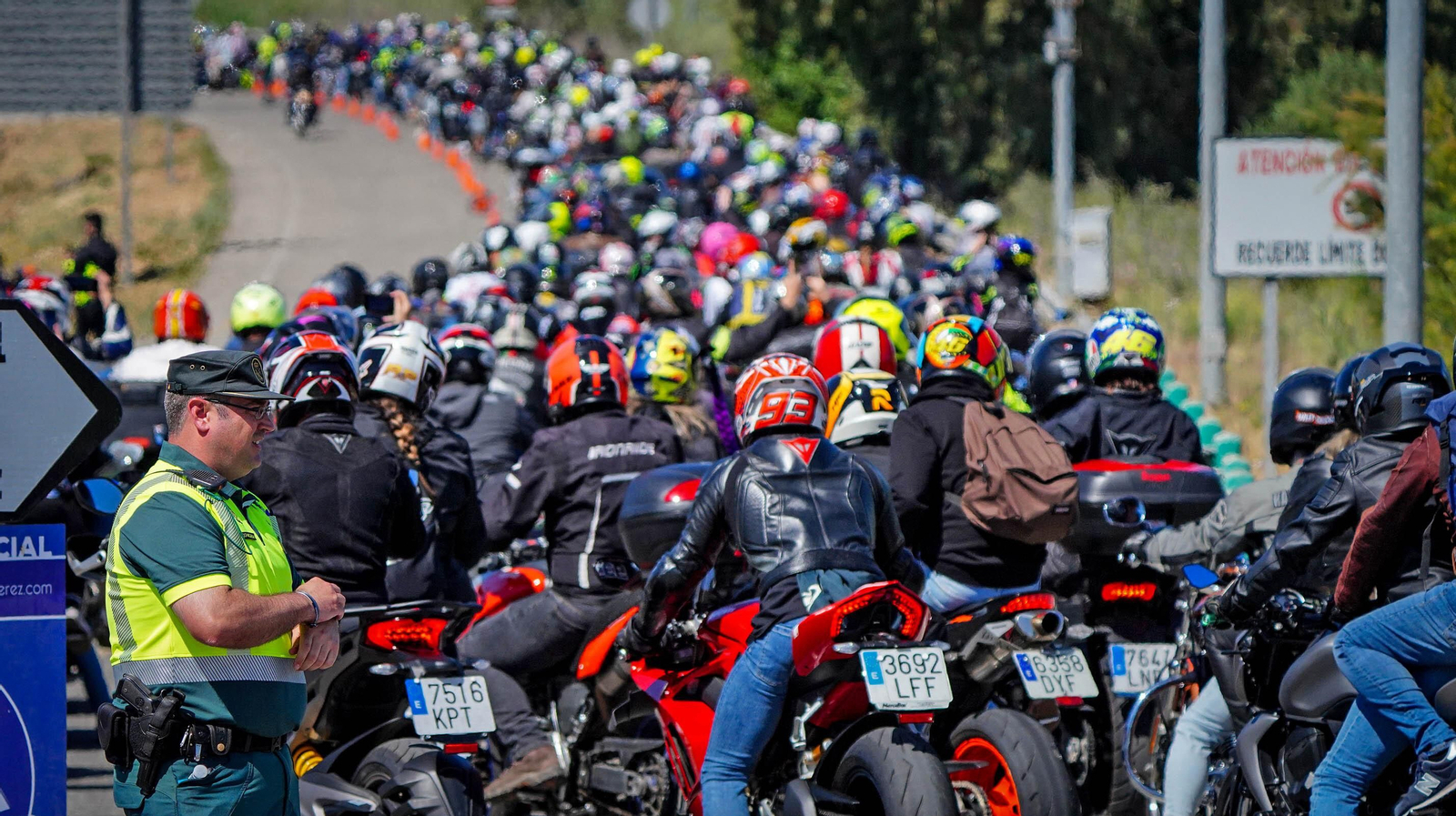 Muchas moteros acuden al Circuito Ángel Nieto de Jerez