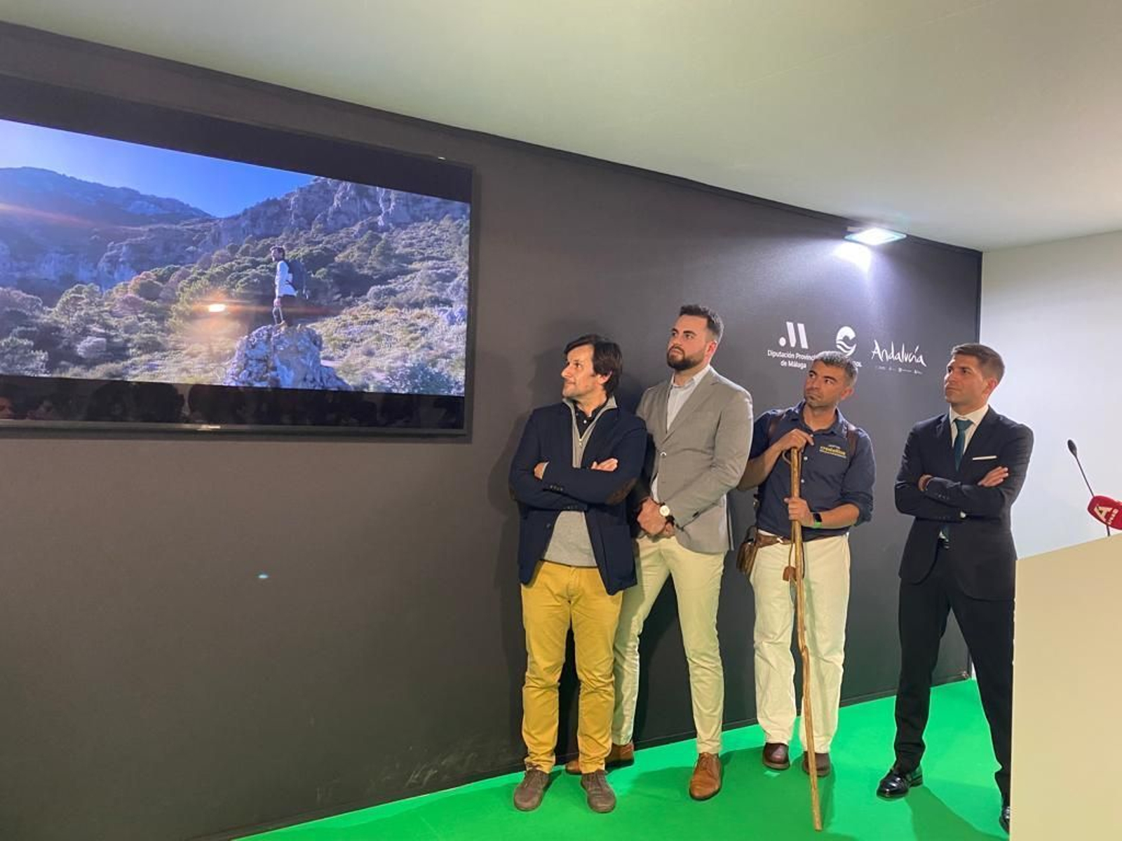 El alcalde y los responsables de Aventura Casares y Quesos Sierra Crestellina observan el spot. El alcalde y los responsables de Aventura Casares y Quesos Sierra Crestellina observan el spot.
